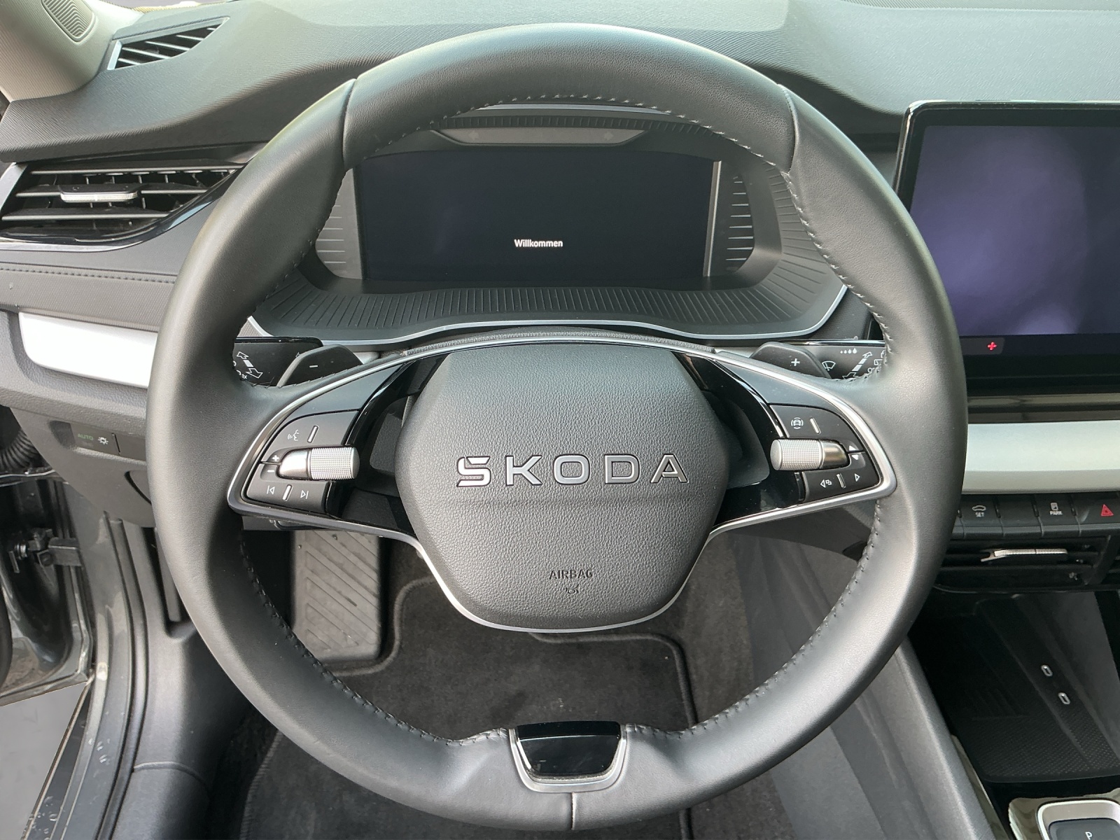 SKODA Octavia Combi 2.0 TDI DSG Selection-image-5