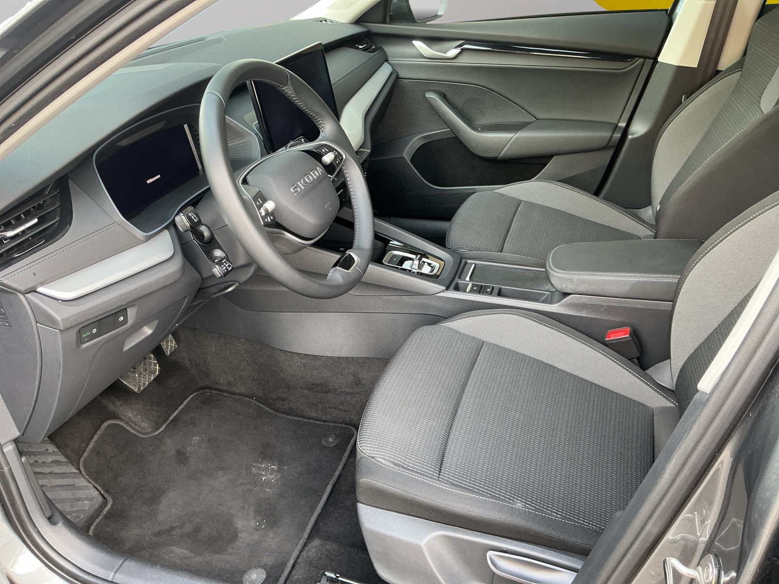 SKODA Octavia Combi 2.0 TDI DSG Selection-image-4