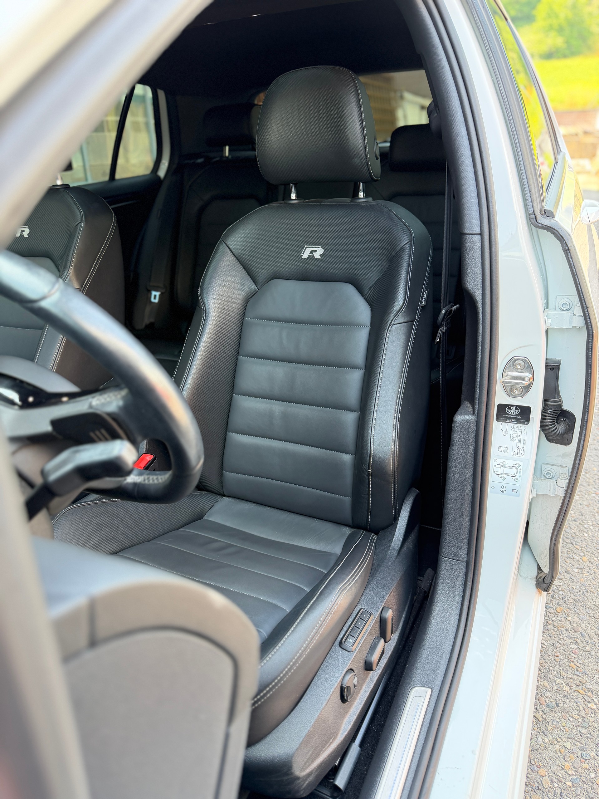 VW Golf 2.0 TSI R 4Motion DSG-image-10