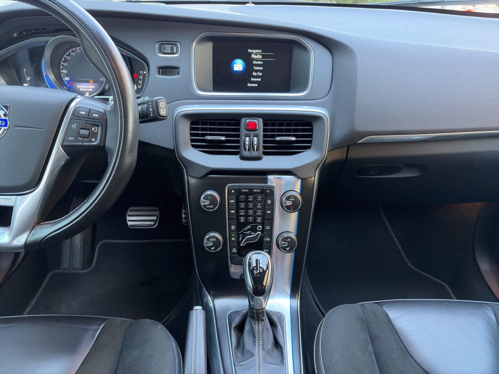 VOLVO V40 2.0 T5 Momentum R-Design S/S-image-12