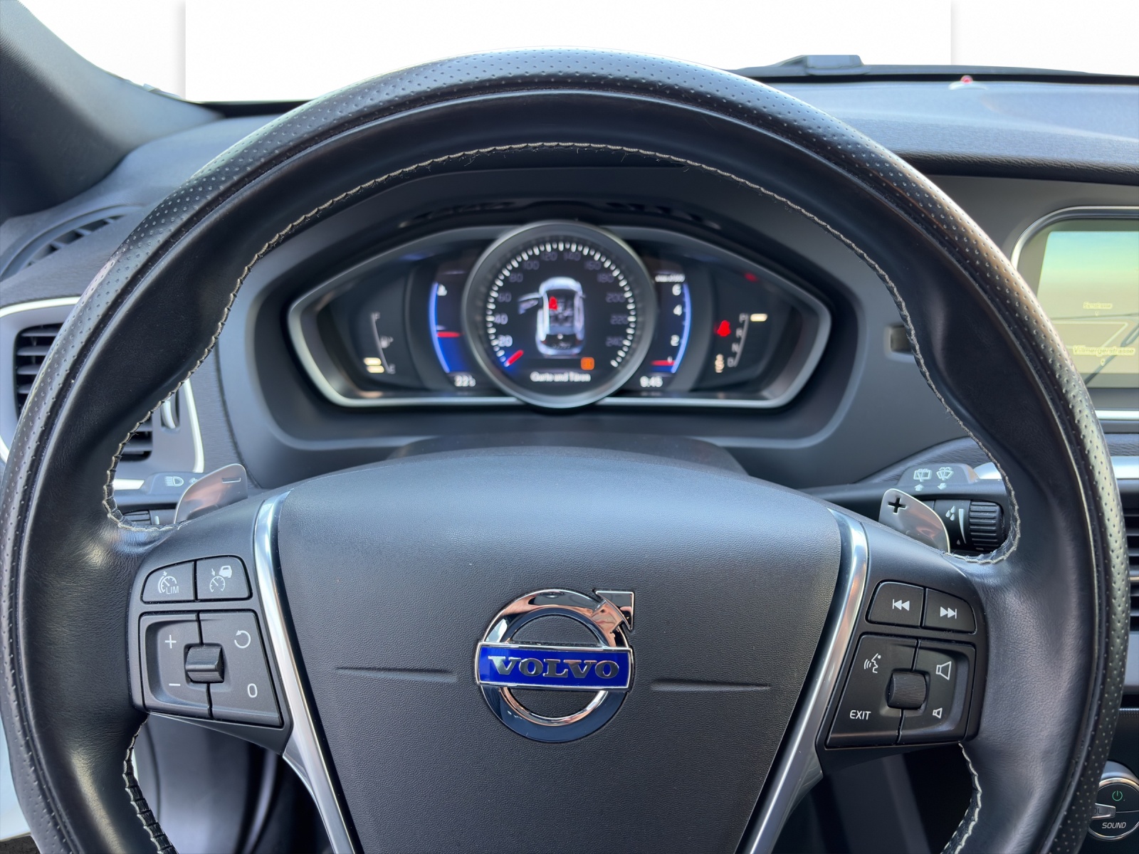 VOLVO V40 2.0 T5 Momentum R-Design S/S-image-10