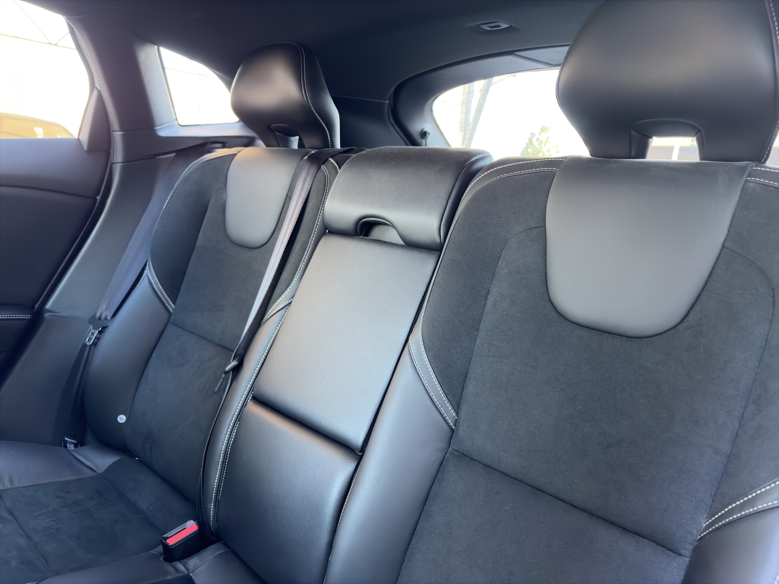 VOLVO V40 2.0 T5 Momentum R-Design S/S-image-15