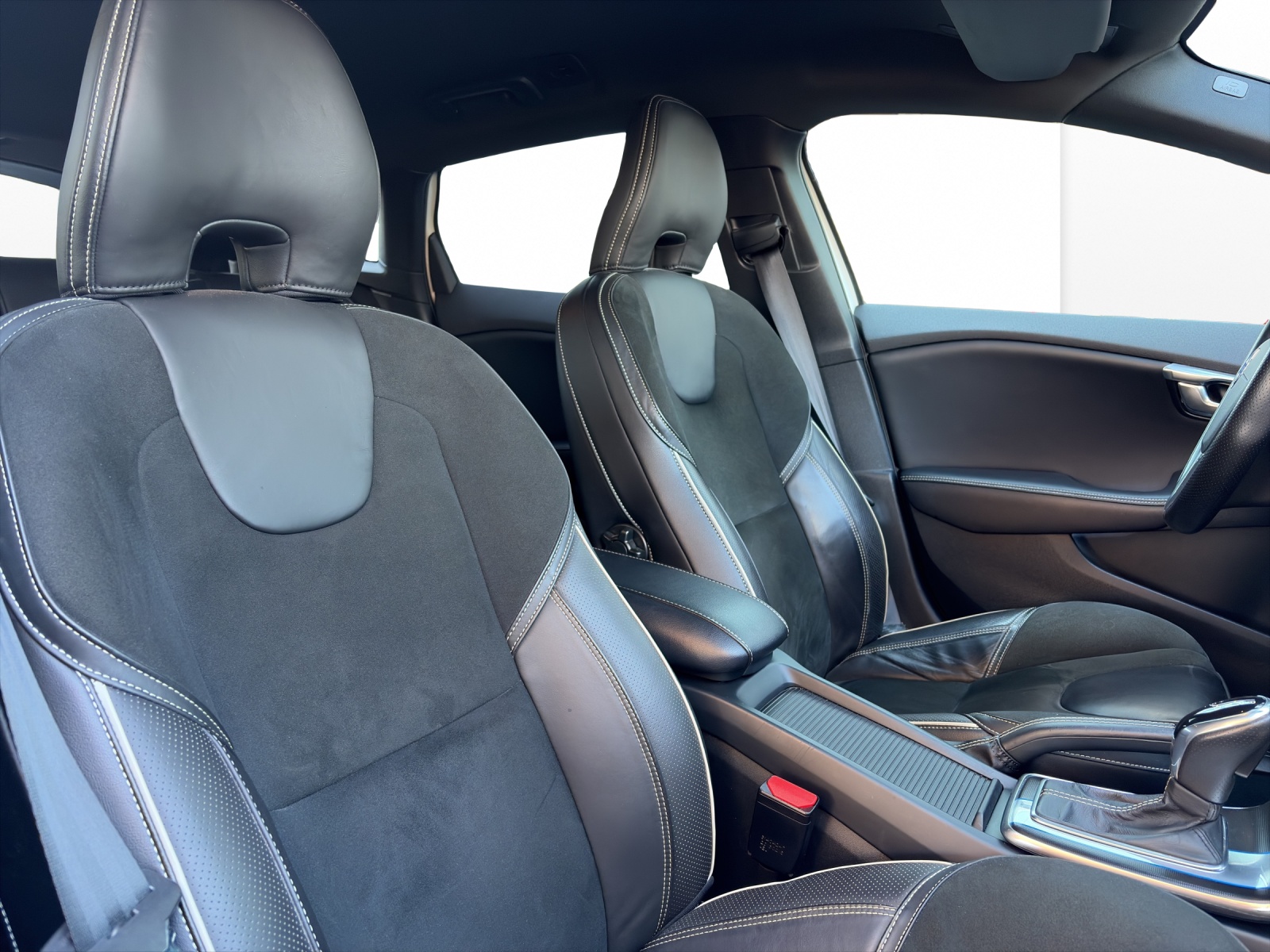 VOLVO V40 2.0 T5 Momentum R-Design S/S-image-17