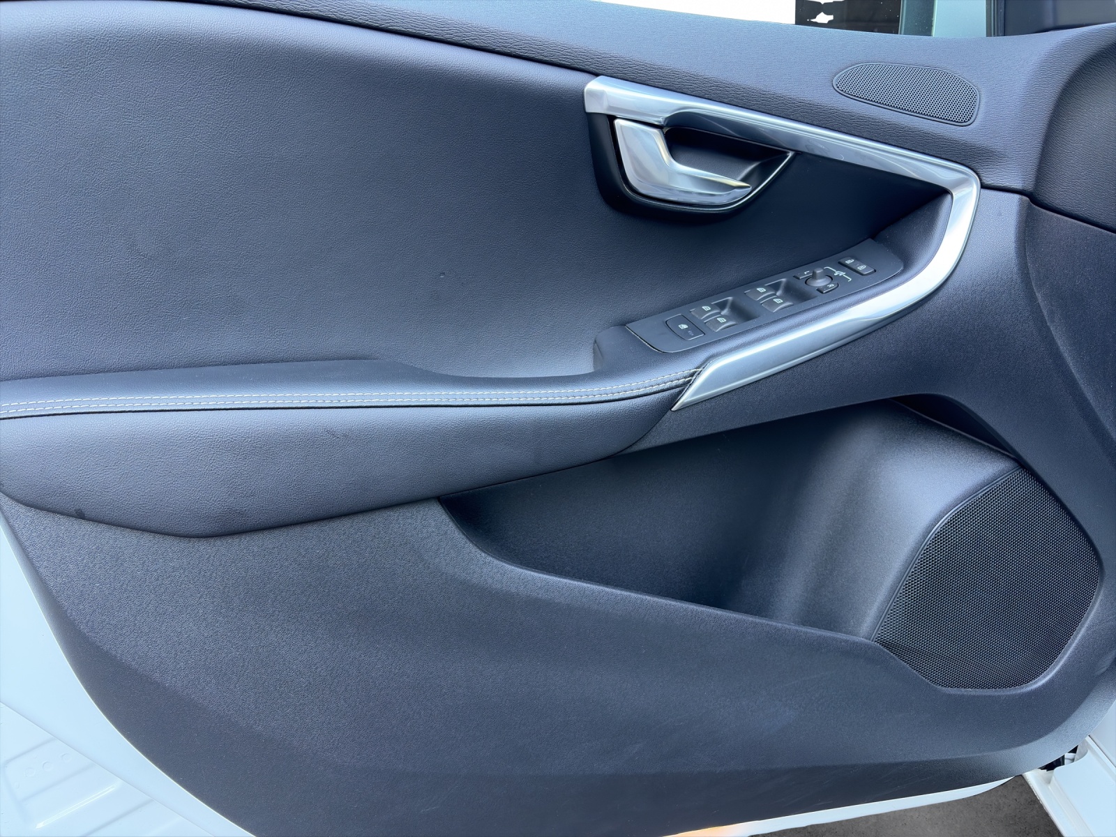 VOLVO V40 2.0 T5 Momentum R-Design S/S-image-14