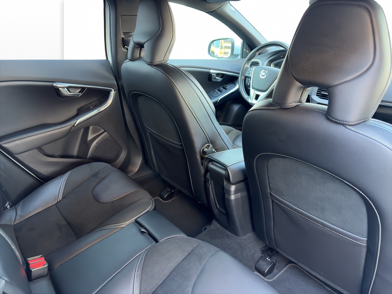 VOLVO V40 2.0 T5 Momentum R-Design S/S-image-16