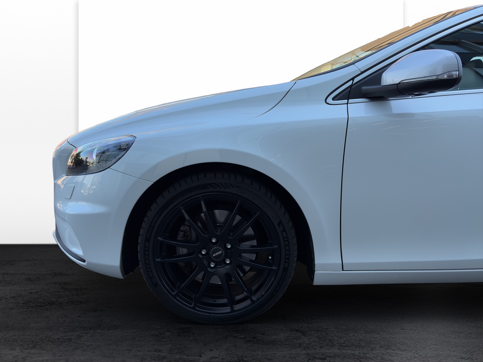 VOLVO V40 2.0 T5 Momentum R-Design S/S-image-19