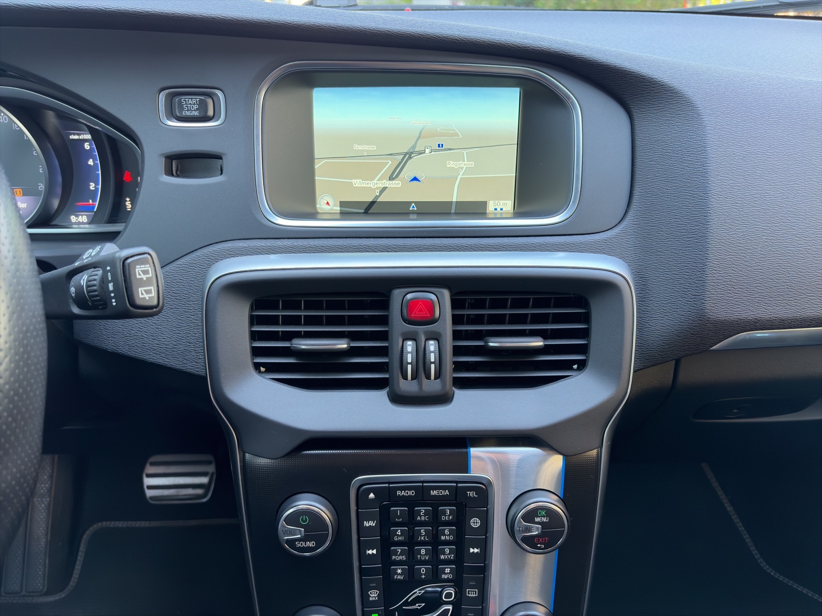 VOLVO V40 2.0 T5 Momentum R-Design S/S-image-13