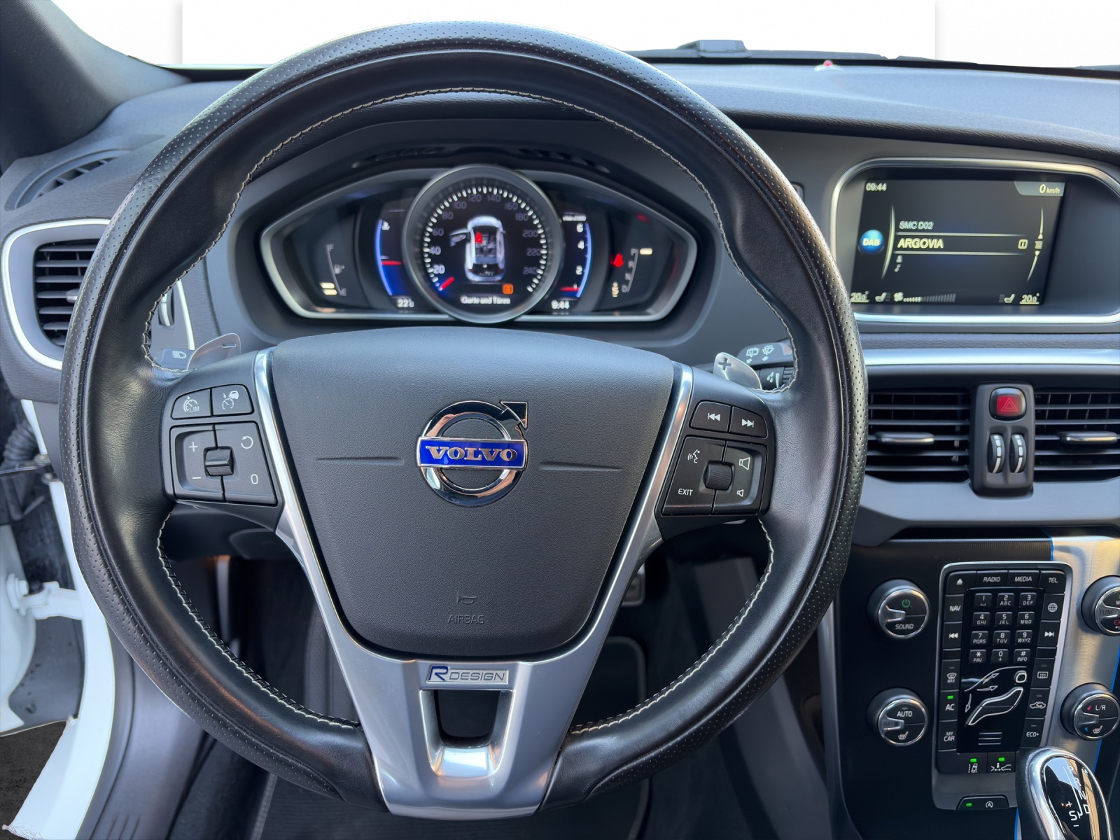 VOLVO V40 2.0 T5 Momentum R-Design S/S-image-9
