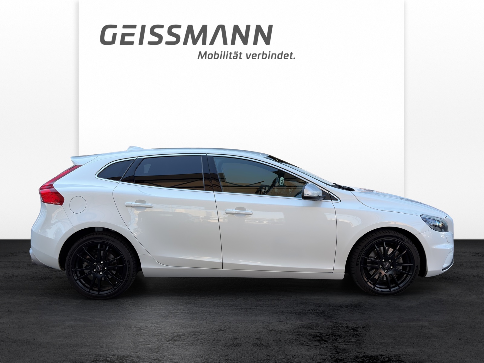 VOLVO V40 2.0 T5 Momentum R-Design S/S-image-3