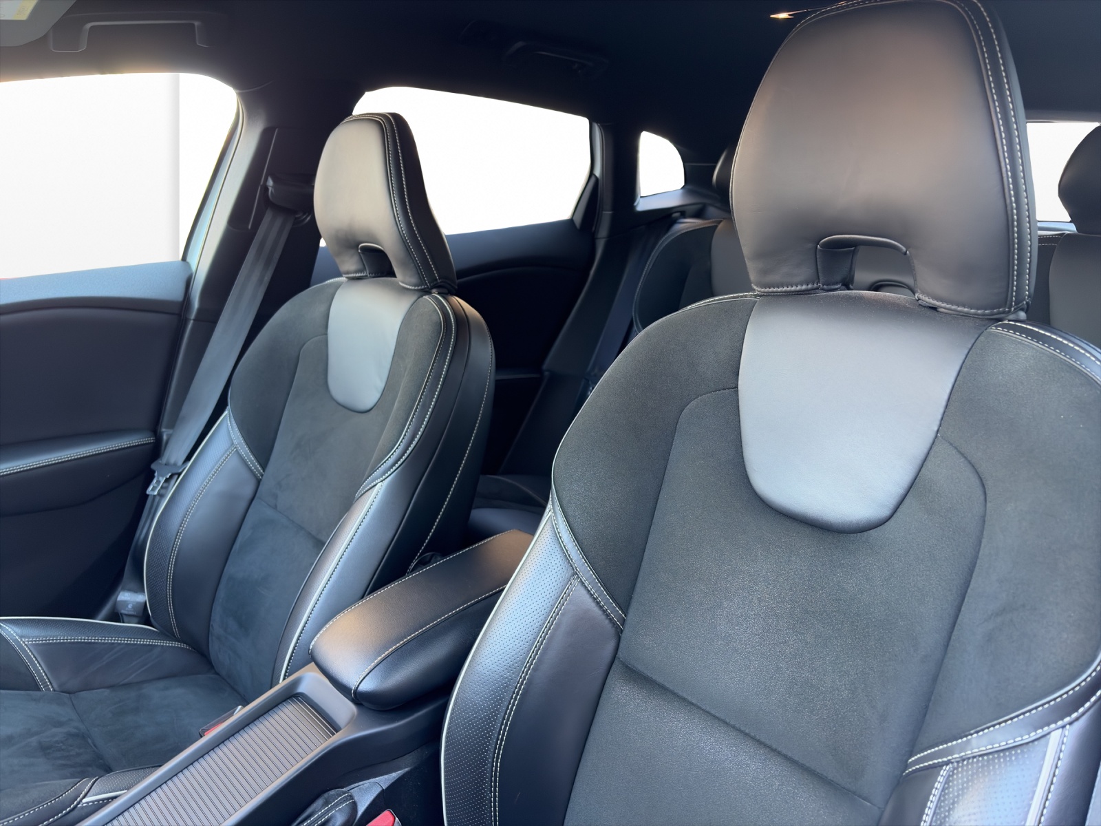 VOLVO V40 2.0 T5 Momentum R-Design S/S-image-8