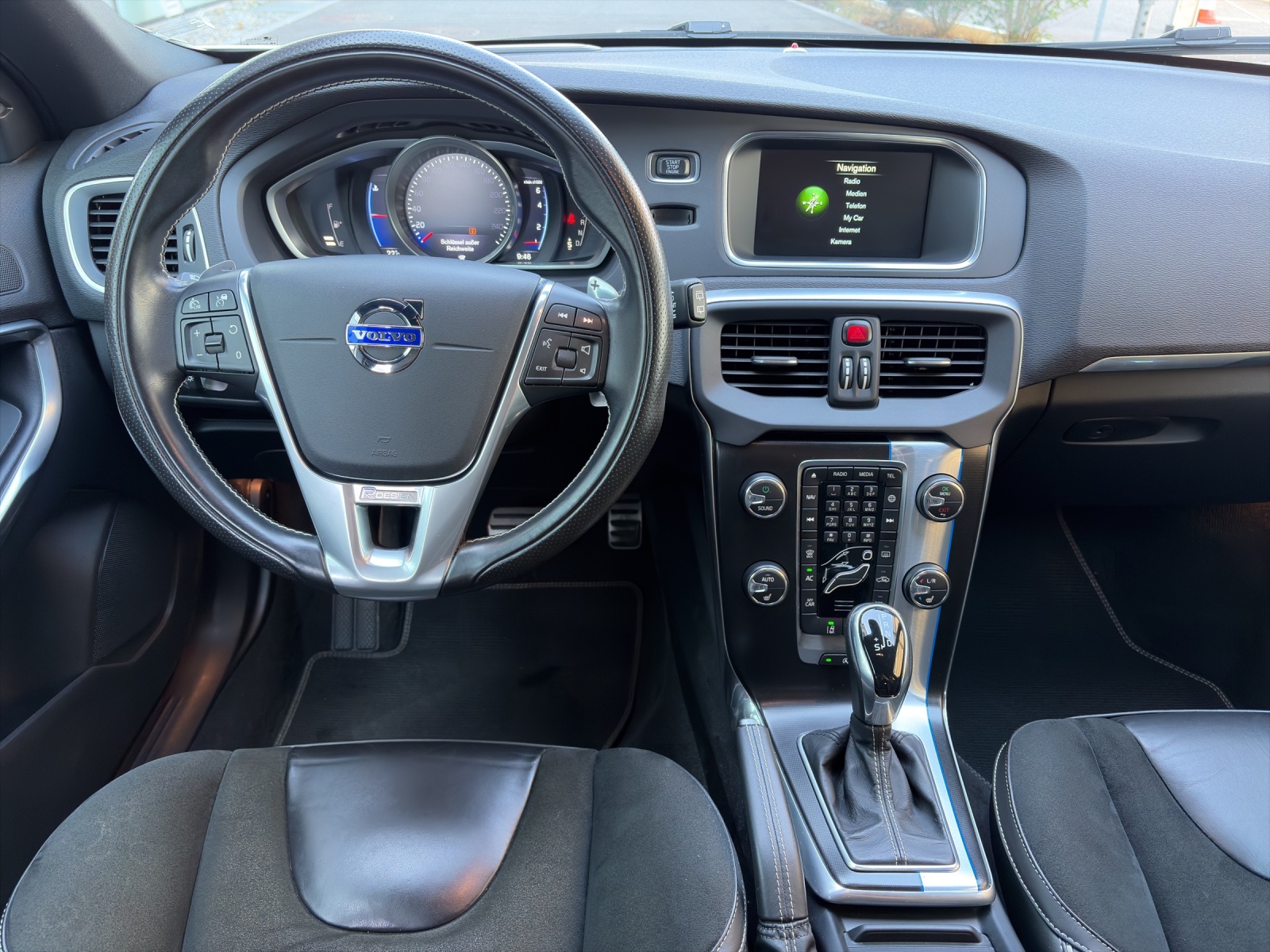 VOLVO V40 2.0 T5 Momentum R-Design S/S-image-11