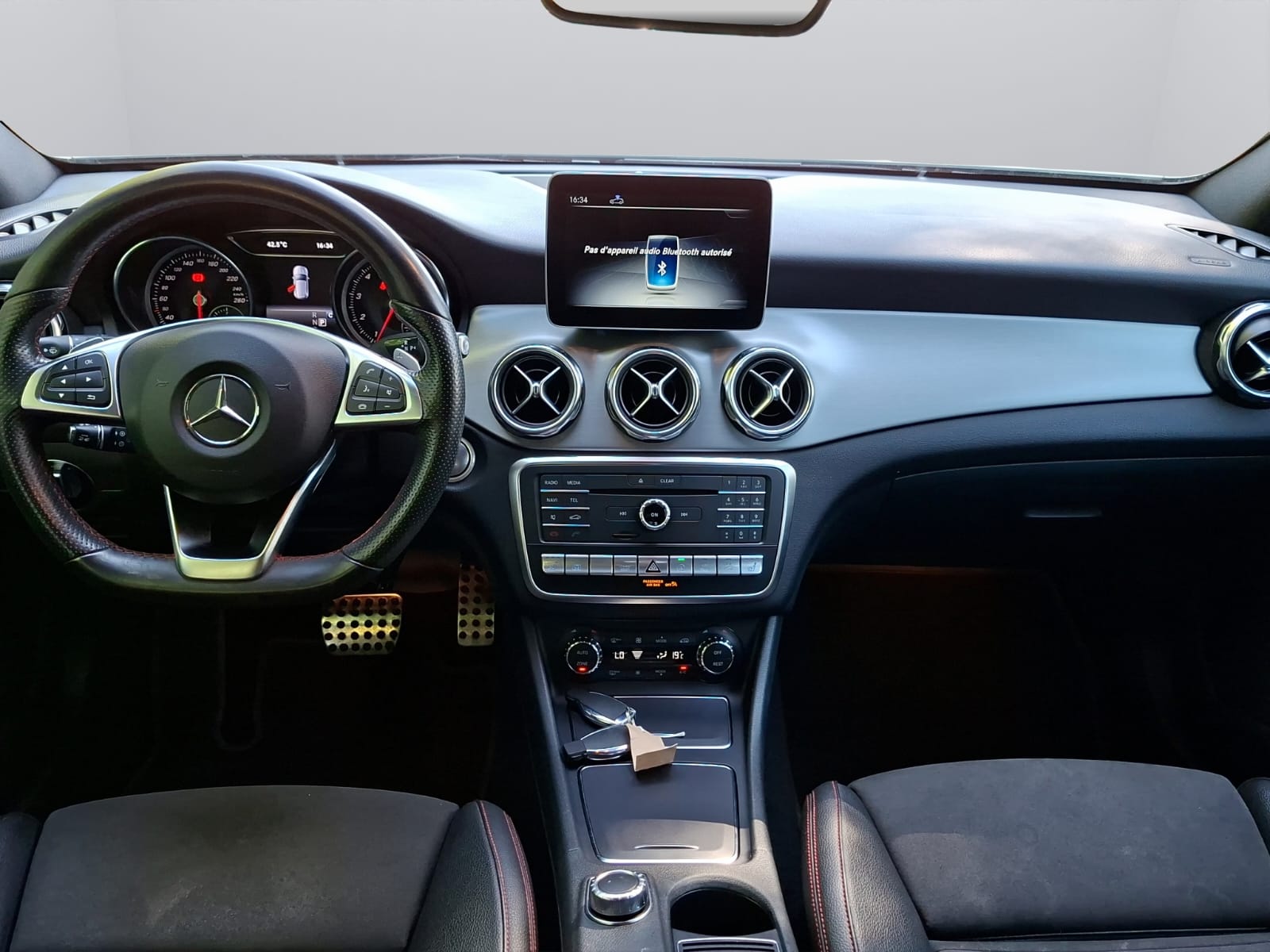 MERCEDES-BENZ GLA 250 Urban 4Matic 7G-DCT-image-12