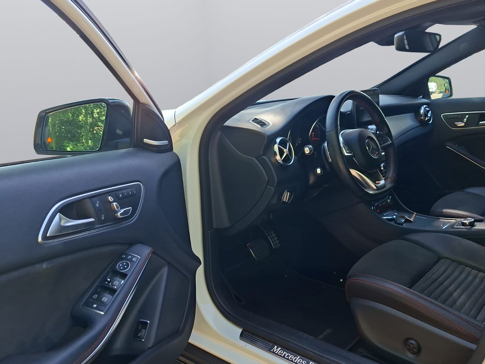 MERCEDES-BENZ GLA 250 Urban 4Matic 7G-DCT-image-10