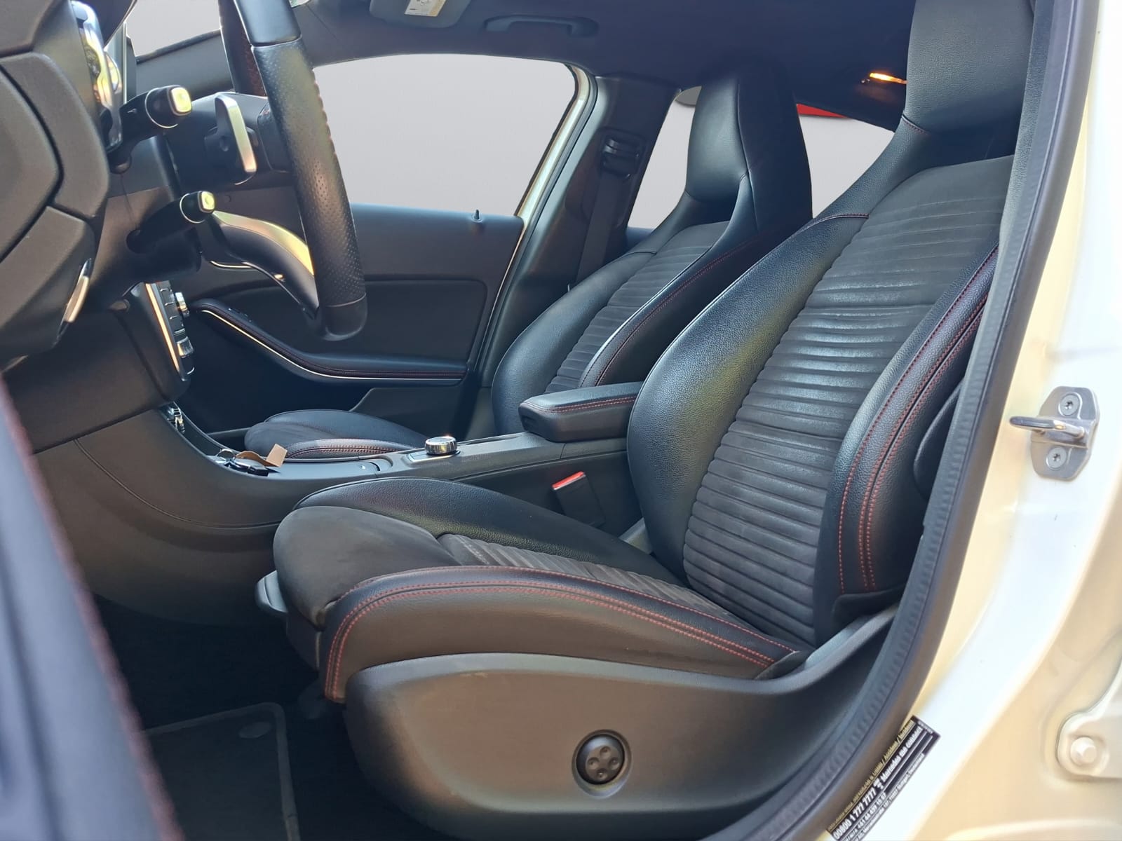MERCEDES-BENZ GLA 250 Urban 4Matic 7G-DCT-image-9