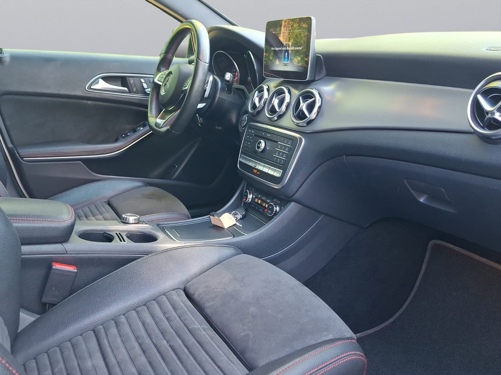 MERCEDES-BENZ GLA 250 Urban 4Matic 7G-DCT-image-11