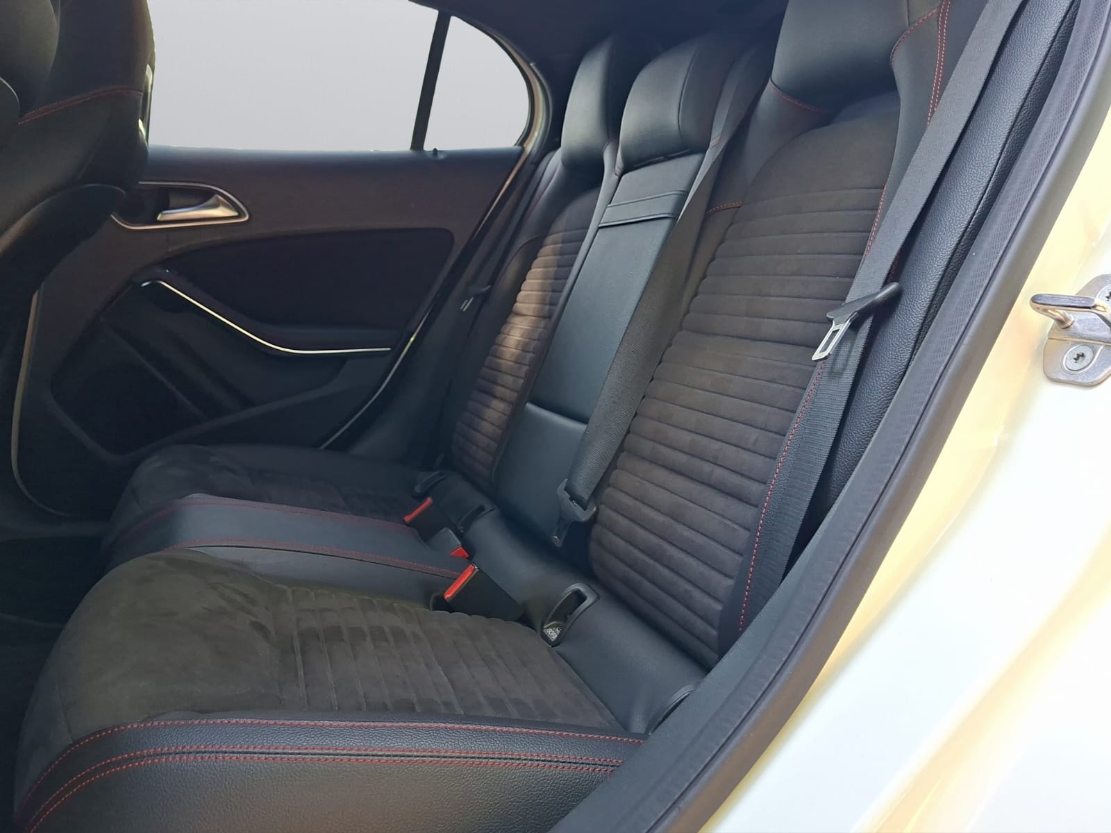 MERCEDES-BENZ GLA 250 Urban 4Matic 7G-DCT-image-8