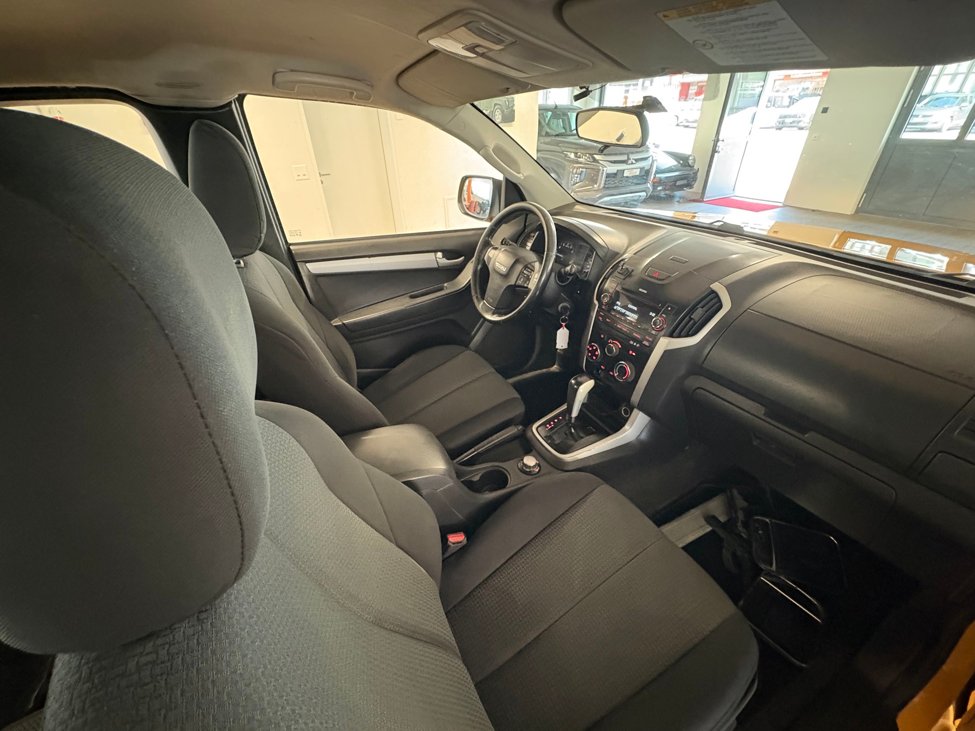 ISUZU D-MAX 2.5 SpaceCab Solar 4x4 A-image-9
