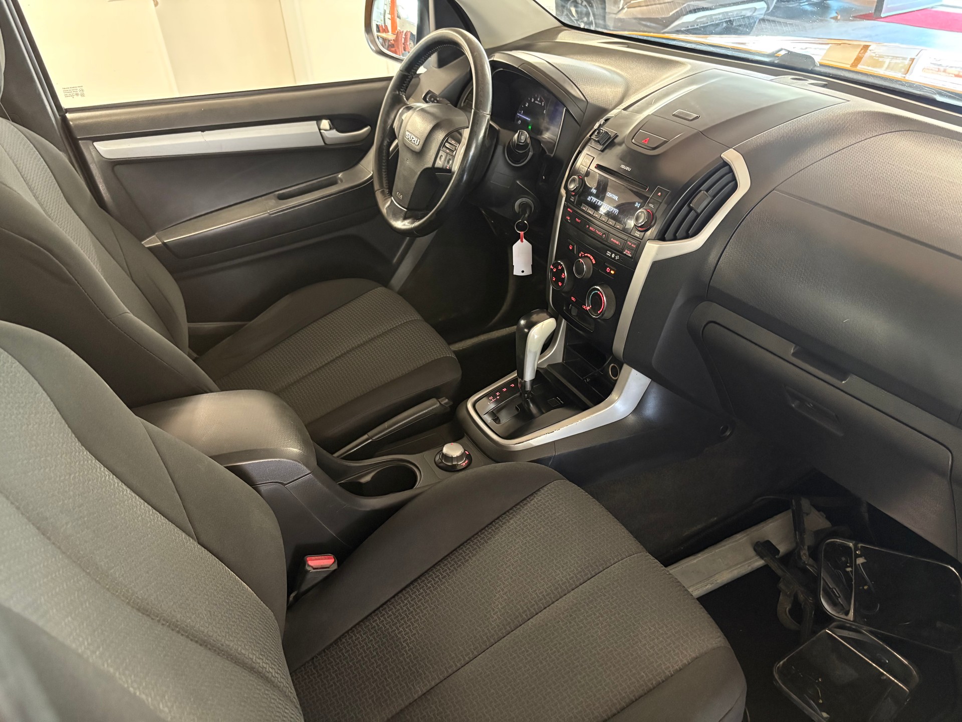 ISUZU D-MAX 2.5 SpaceCab Solar 4x4 A-image-10