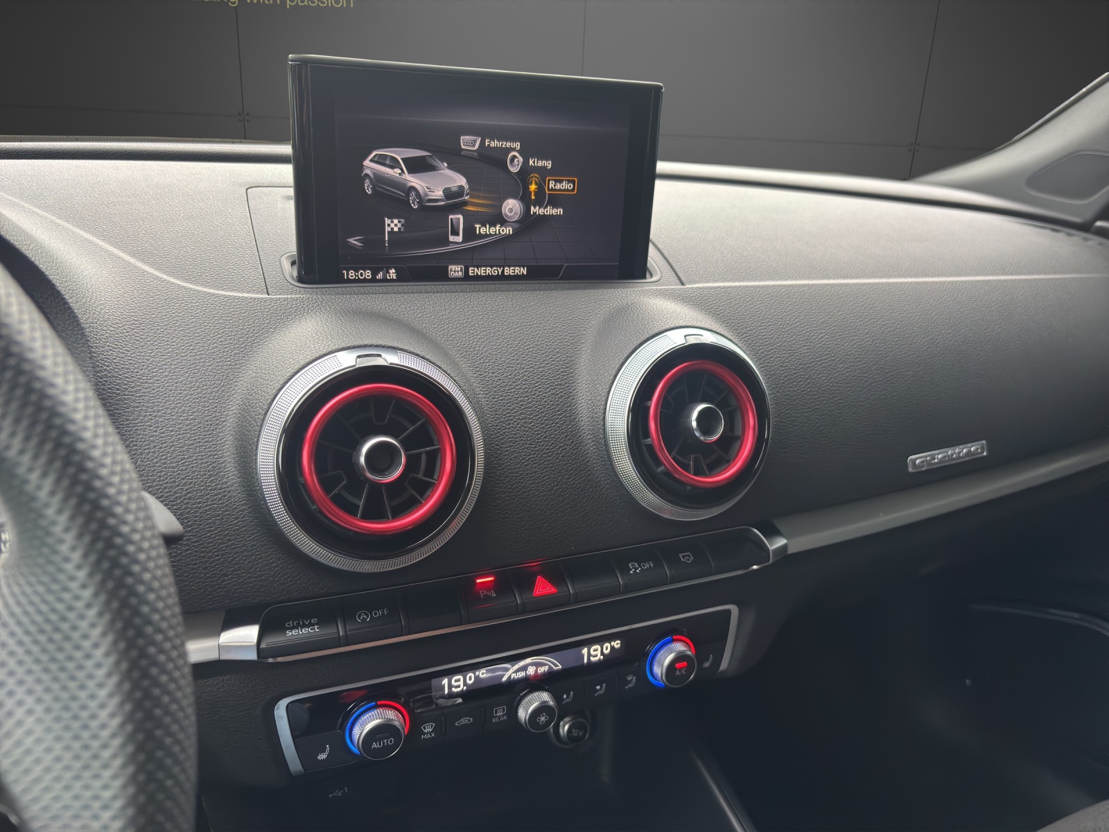 AUDI S3 Sportback 2.0 TFSI quattro S-tronic-image-8