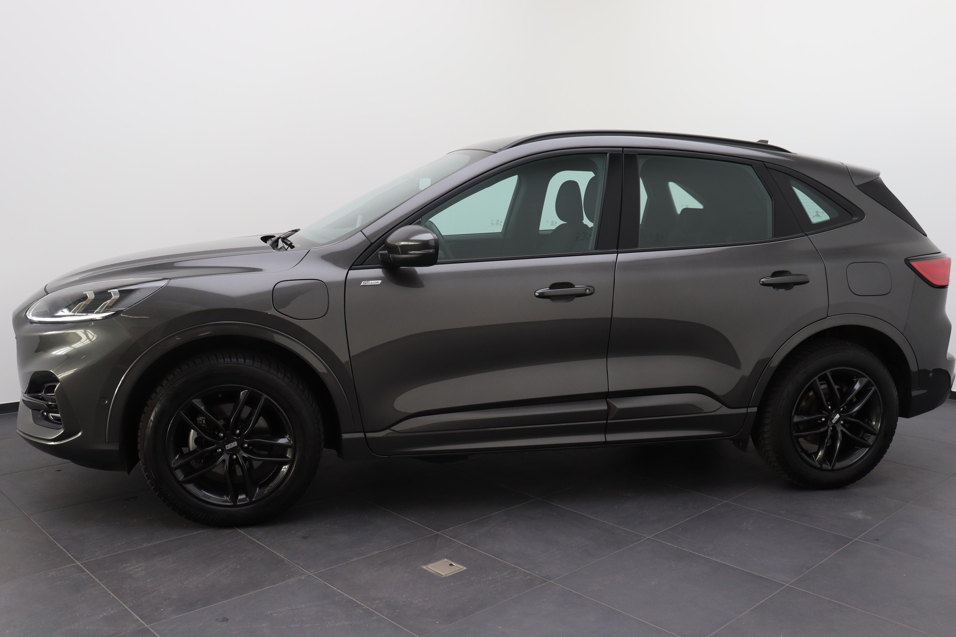 FORD Kuga 2.5 Plug-in Hybrid ST-Line-showroom-element-2