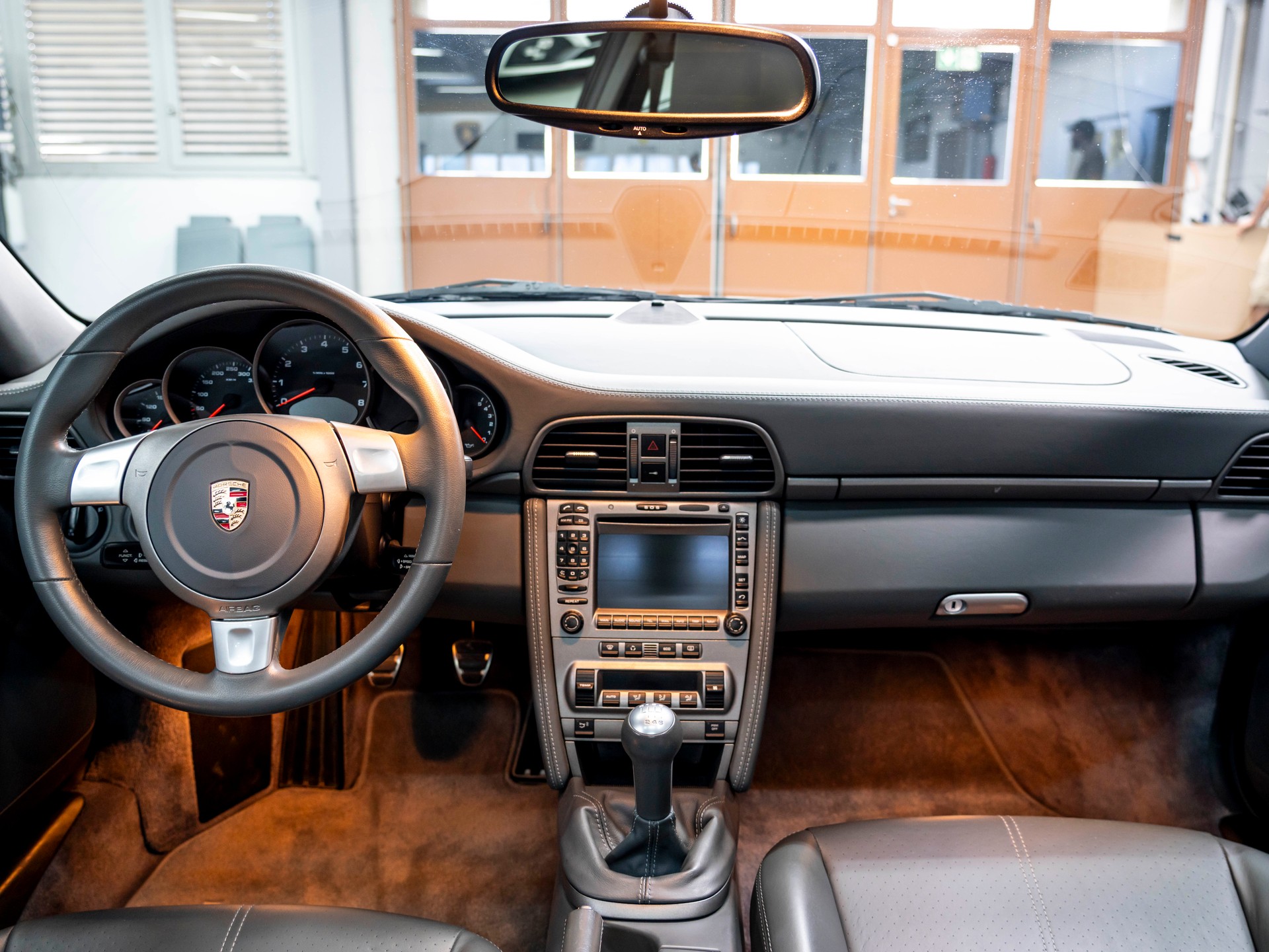 PORSCHE 911 Targa 4-image-27
