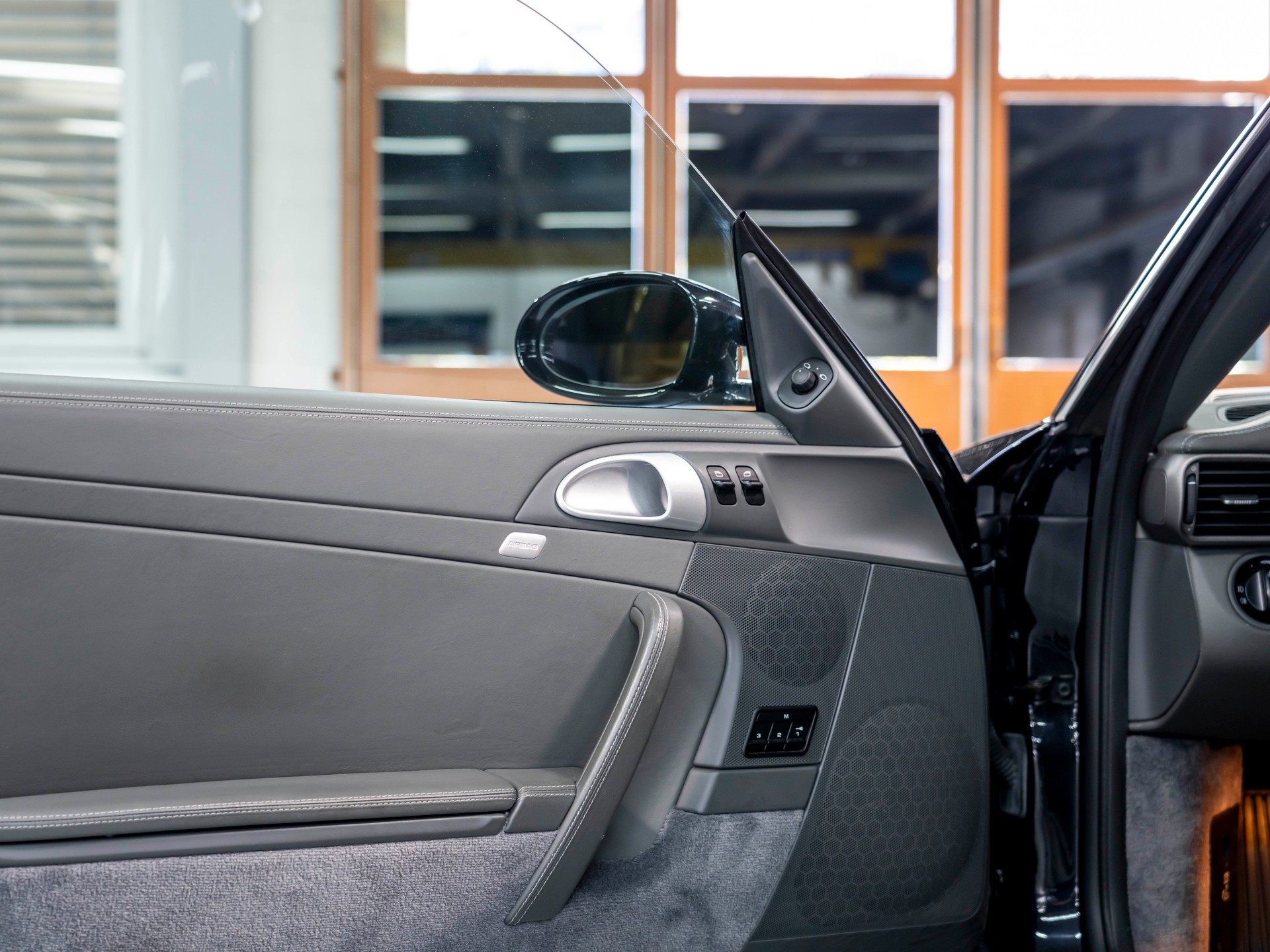 PORSCHE 911 Targa 4-image-21