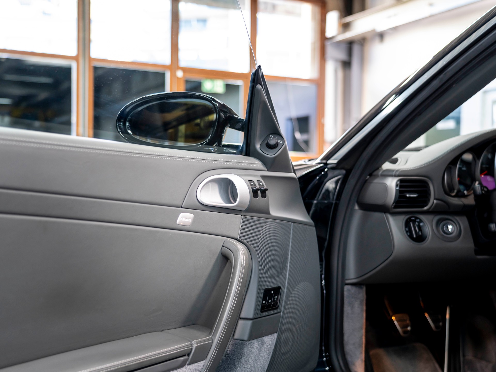 PORSCHE 911 Targa 4-image-20