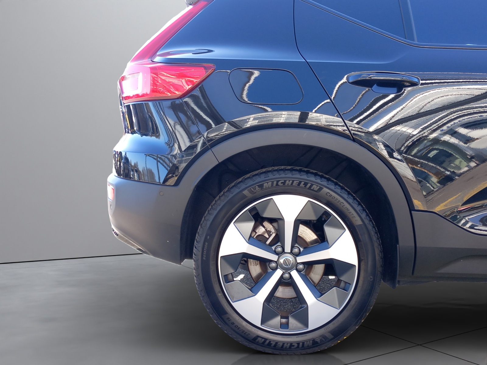 VOLVO XC40 2.0 B3 MH Plus Dark-image-22