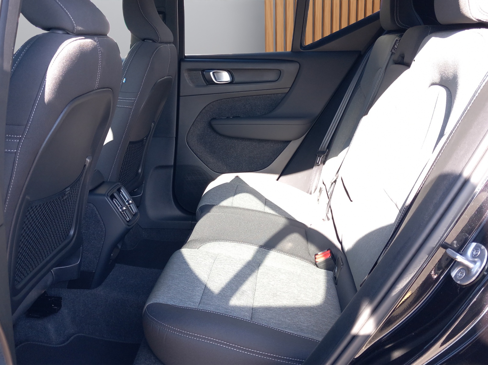 VOLVO XC40 2.0 B3 MH Plus Dark-image-12