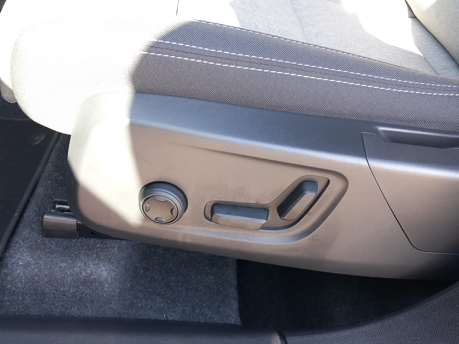 VOLVO XC40 2.0 B3 MH Plus Dark-image-25