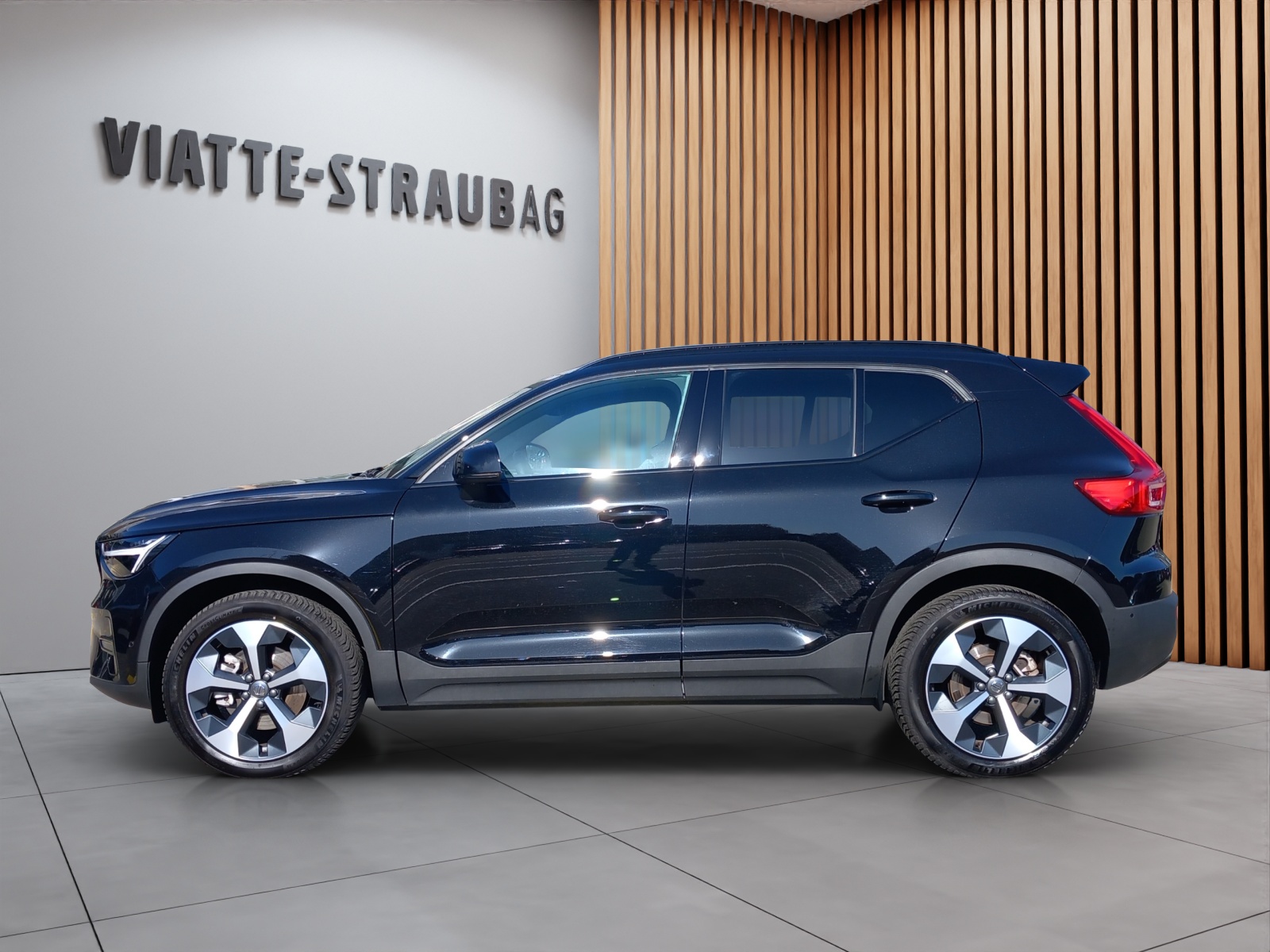 VOLVO XC40 2.0 B3 MH Plus Dark-image-1