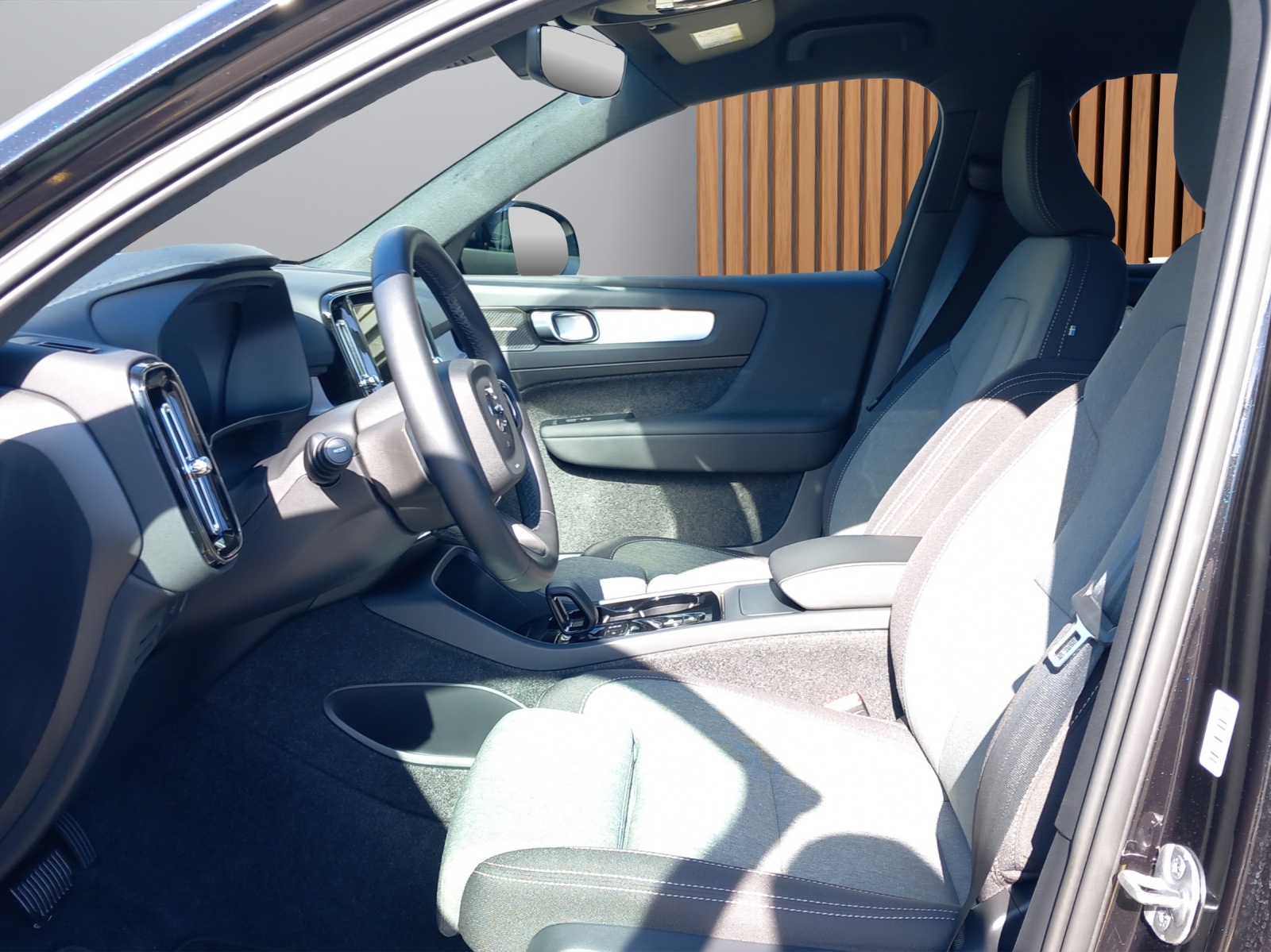 VOLVO XC40 2.0 B3 MH Plus Dark-image-13