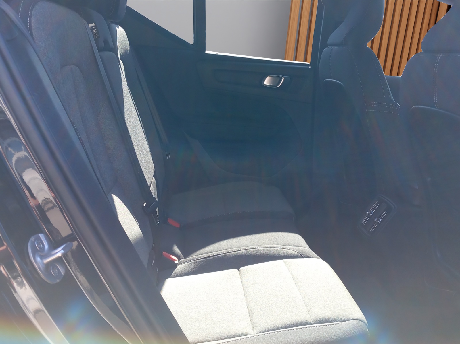 VOLVO XC40 2.0 B3 MH Plus Dark-image-15