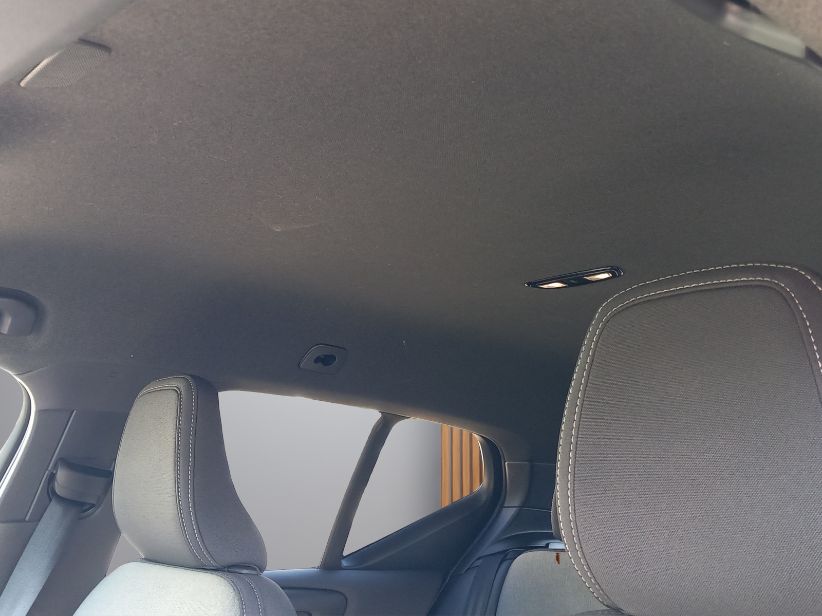 VOLVO XC40 2.0 B3 MH Plus Dark-image-16