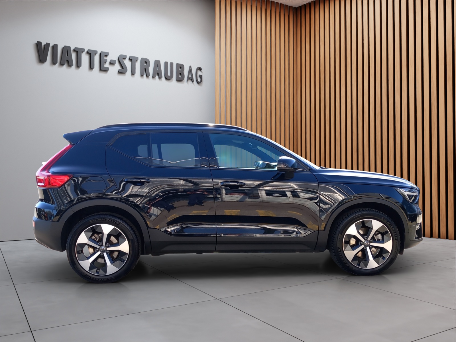 VOLVO XC40 2.0 B3 MH Plus Dark-image-5