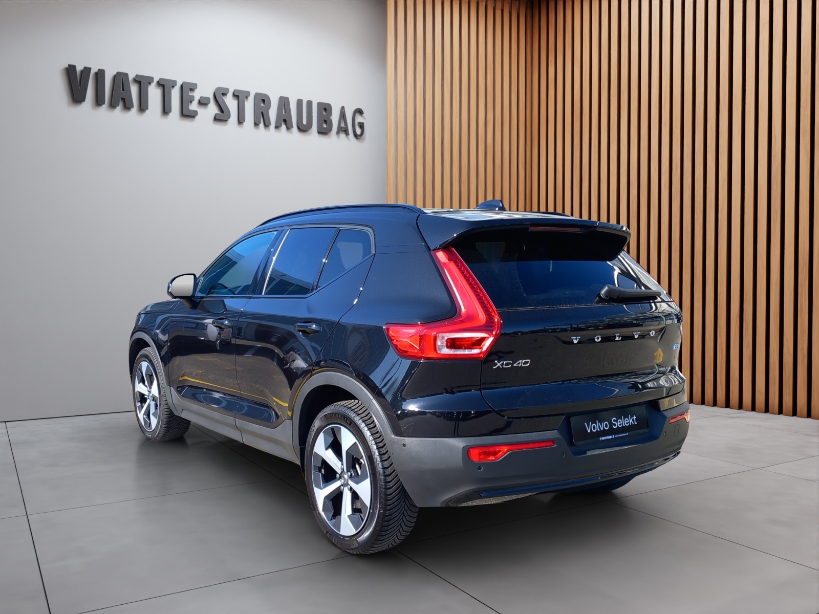 VOLVO XC40 2.0 B3 MH Plus Dark-image-2