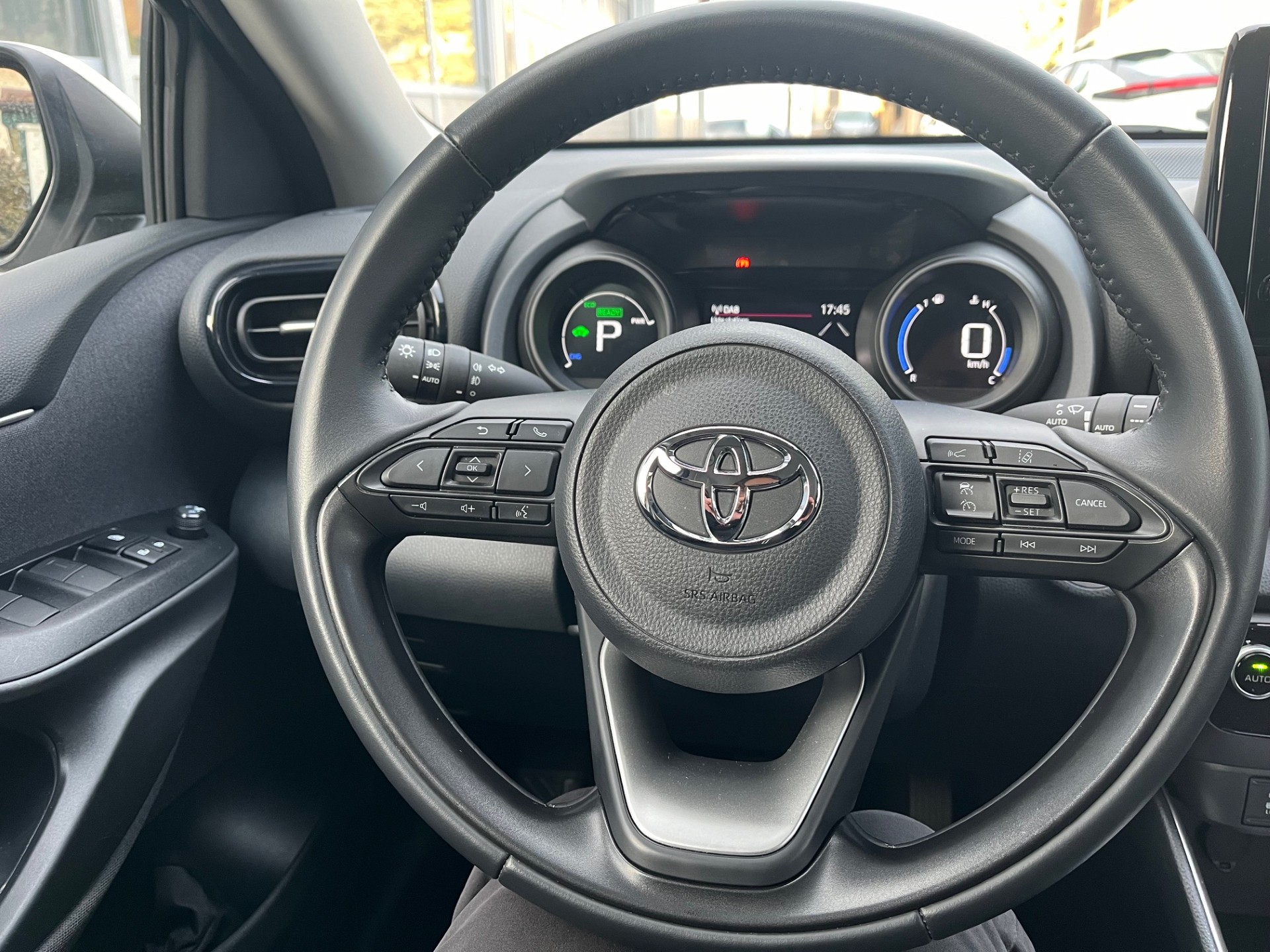 TOYOTA Yaris 1.5 Trend e-CVT-image-8
