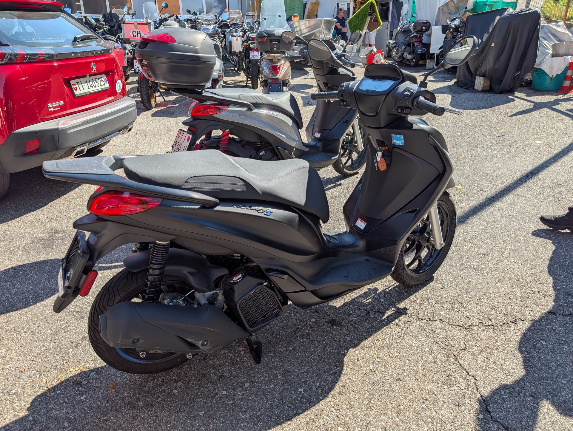 PIAGGIO Medley 200 Sport E5+-showroom-element-2