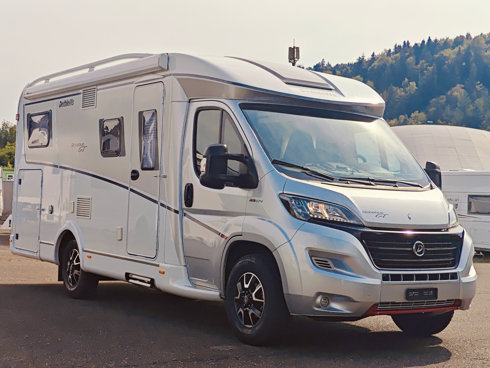 DETHLEFFS Globebus T006 GT -- Automat -- Längsbett -- Solar -- SAT -- Veloträger-showroom-element-2