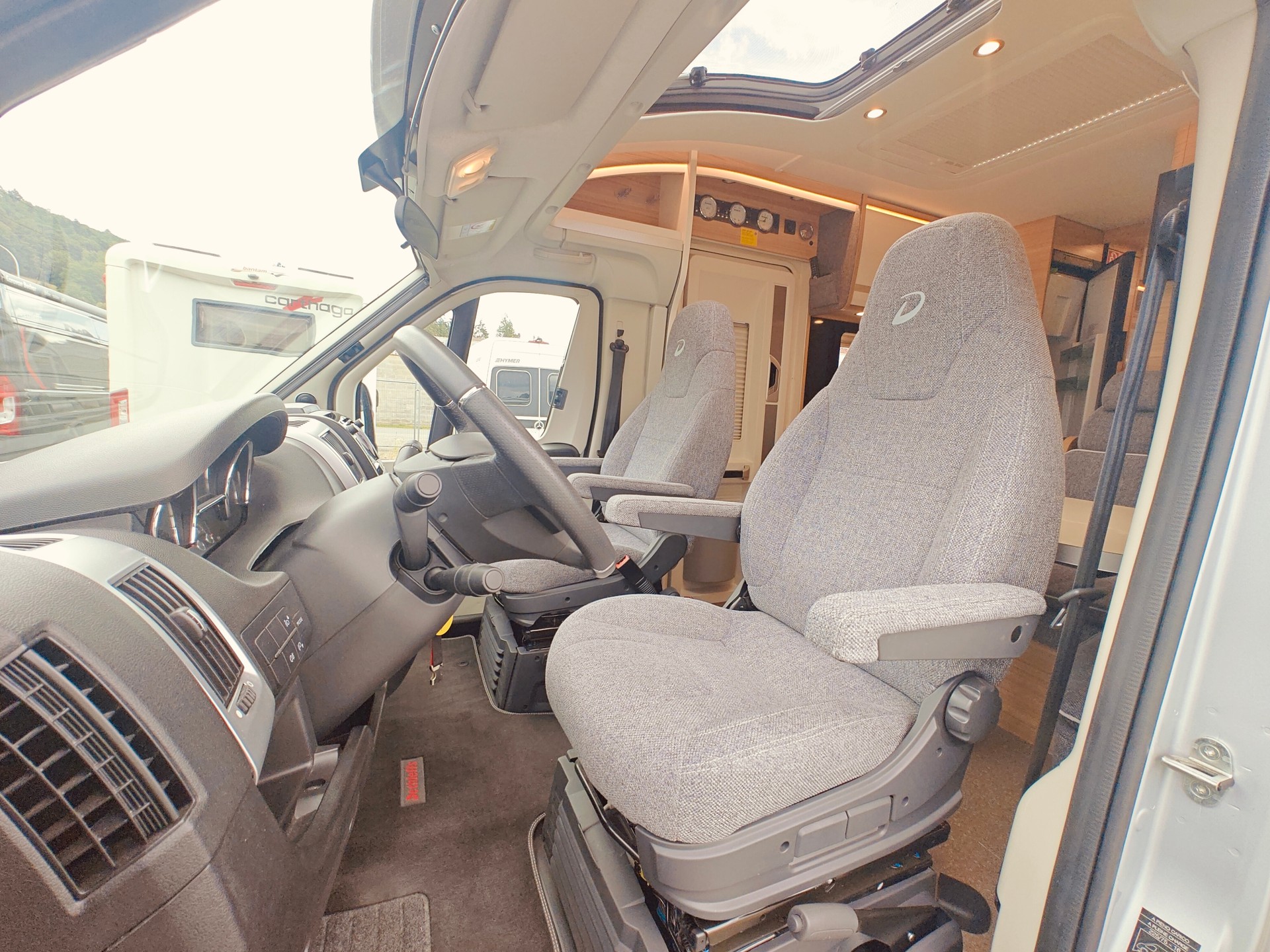 DETHLEFFS Globebus T006 GT -- Automat -- Längsbett -- Solar -- SAT -- Veloträger-image-12