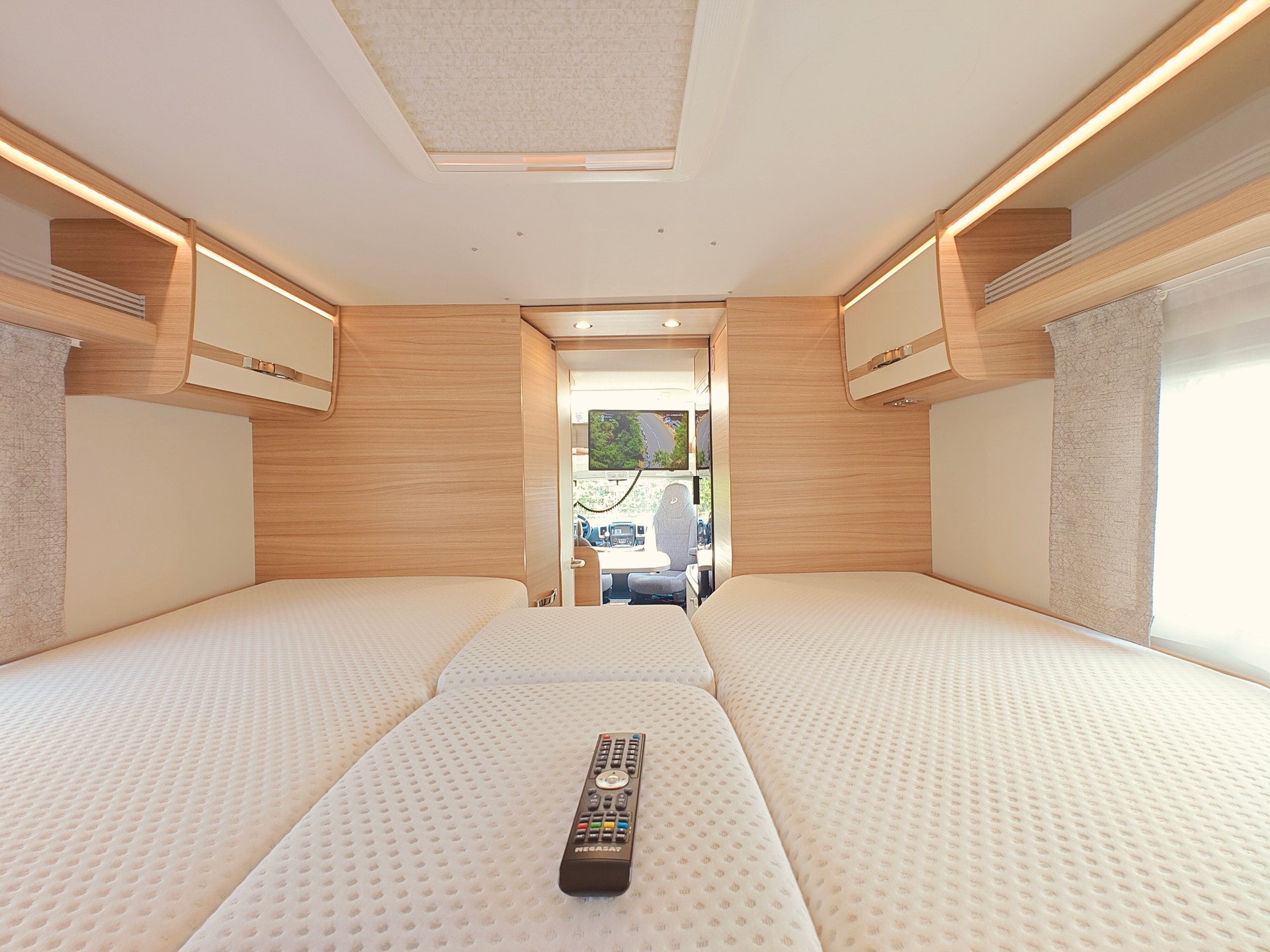 DETHLEFFS Globebus T006 GT -- Automat -- Längsbett -- Solar -- SAT -- Veloträger-image-24