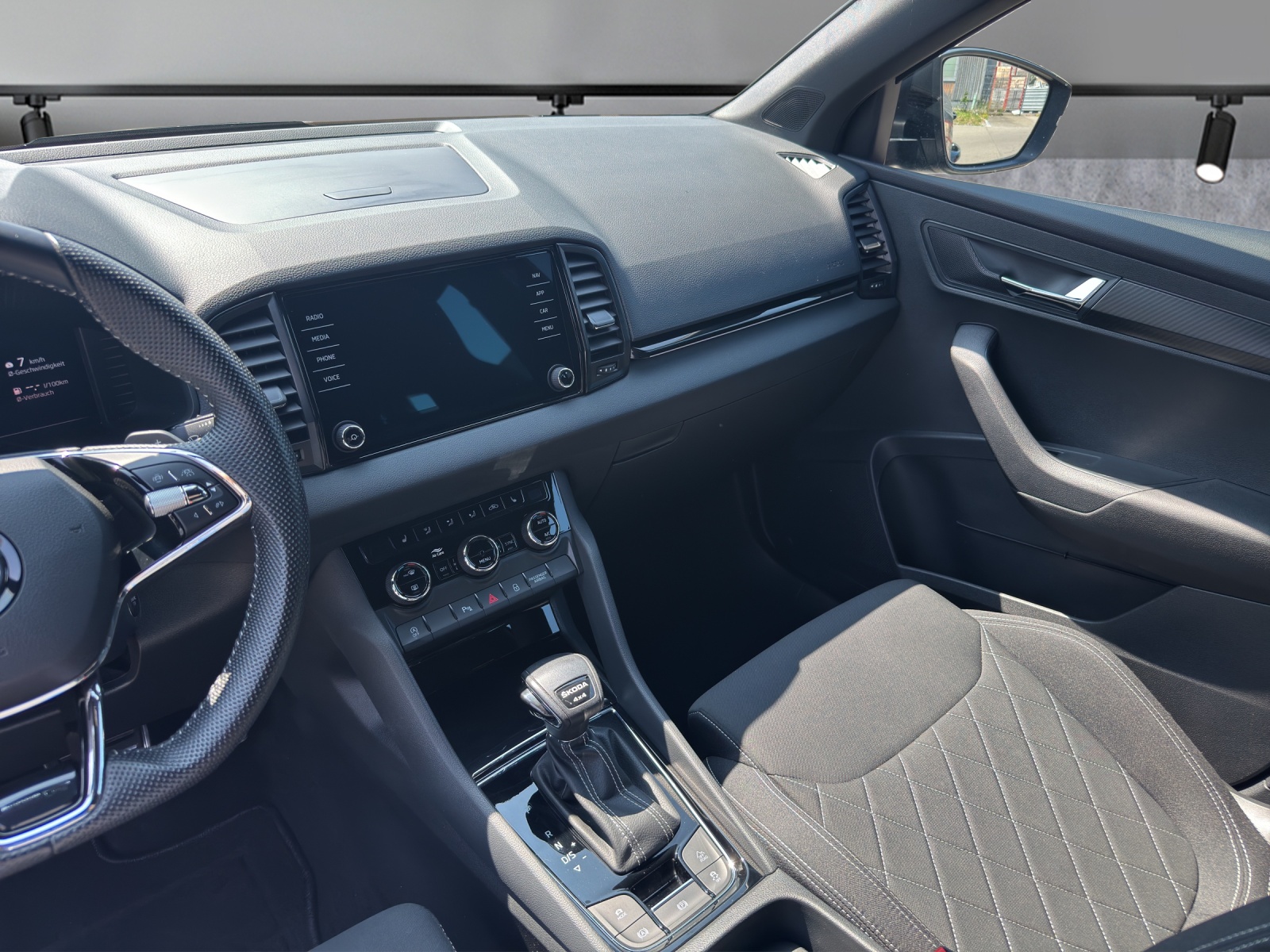 SKODA Karoq 2.0 TDI CR Sport Line 4x4 DSG-image-9