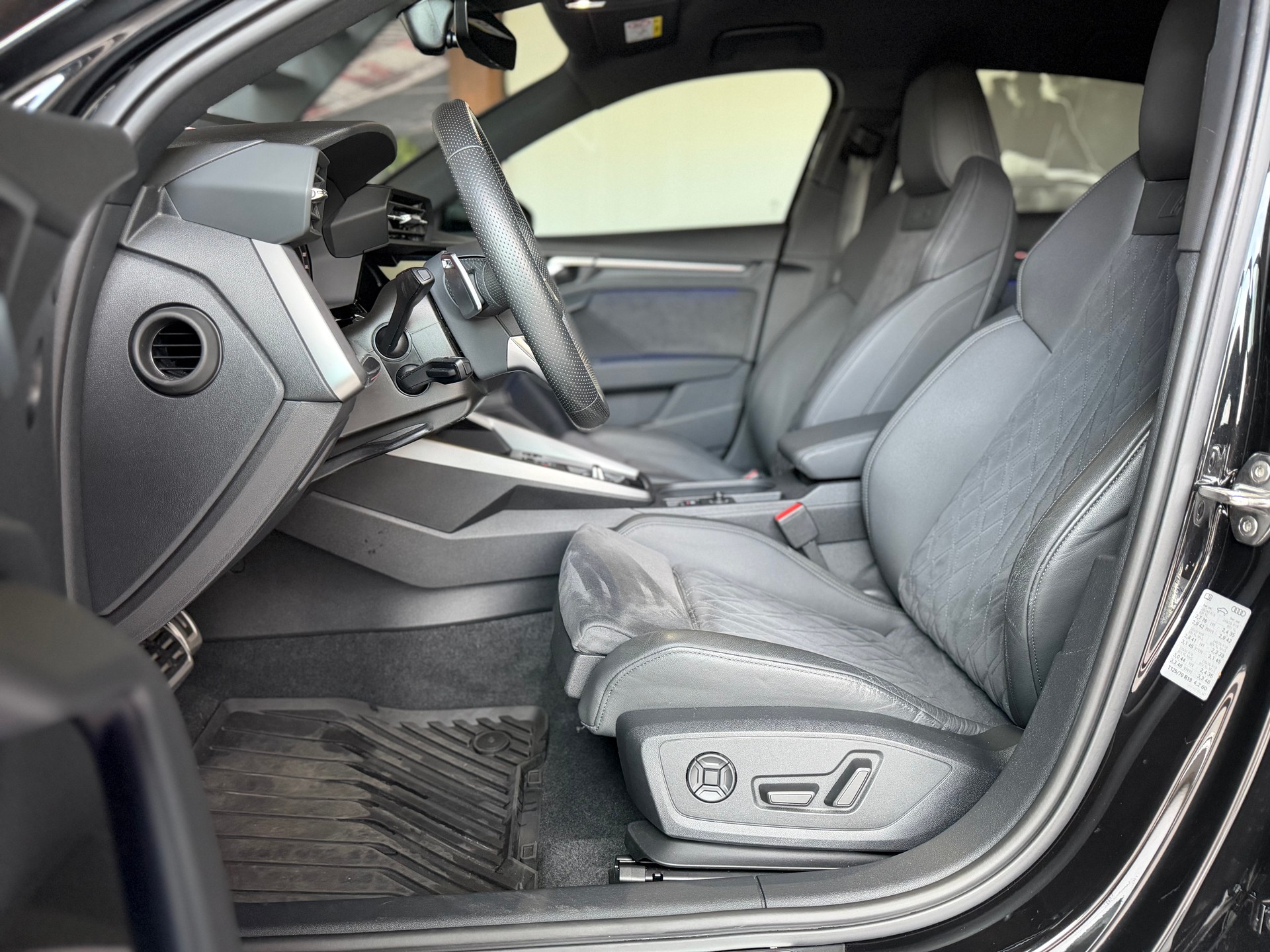 AUDI RS3 Sportback 2.5 TSI quattro S-tronic-image-12