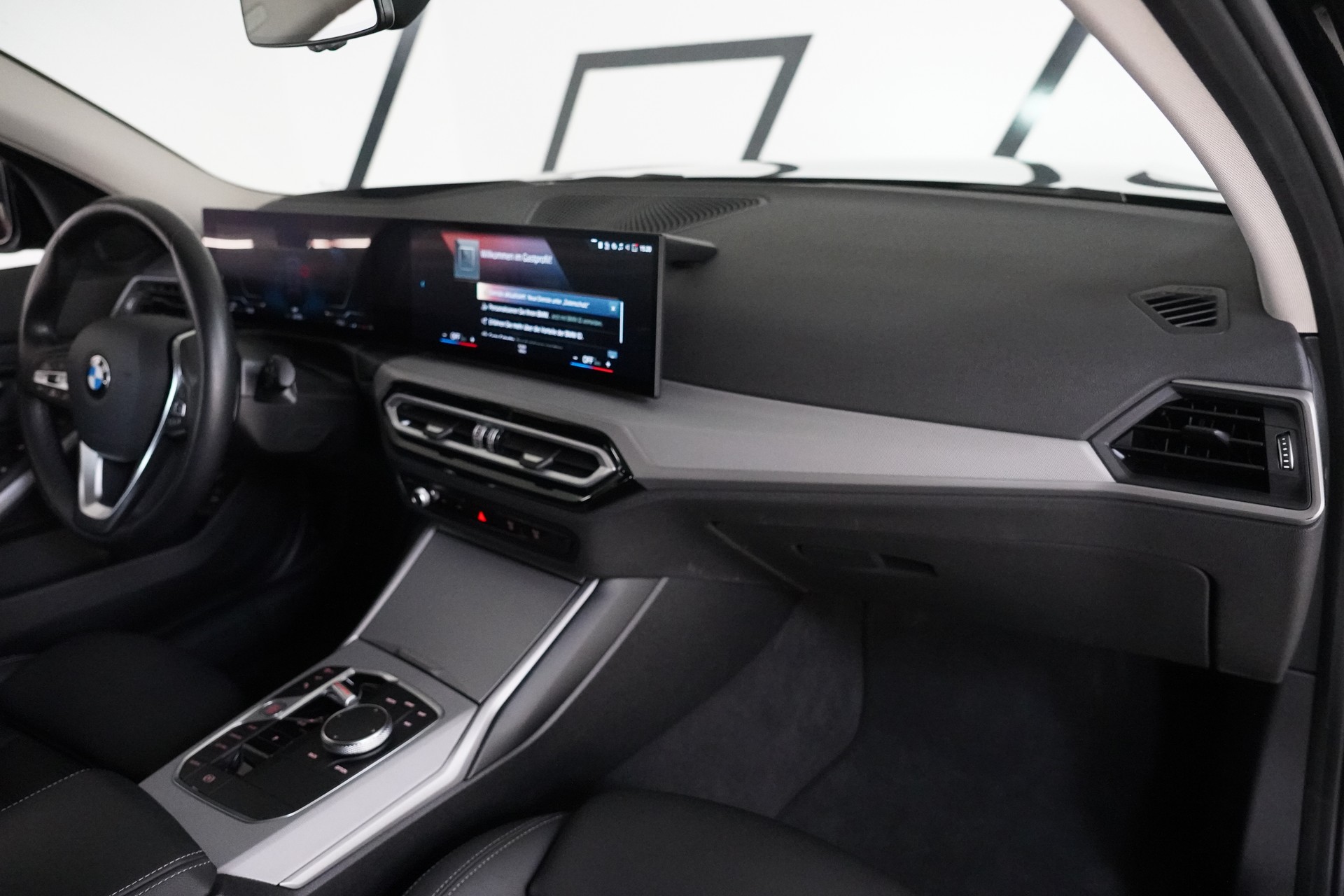BMW 320d xDrive 48V Touring Steptronic-image-16