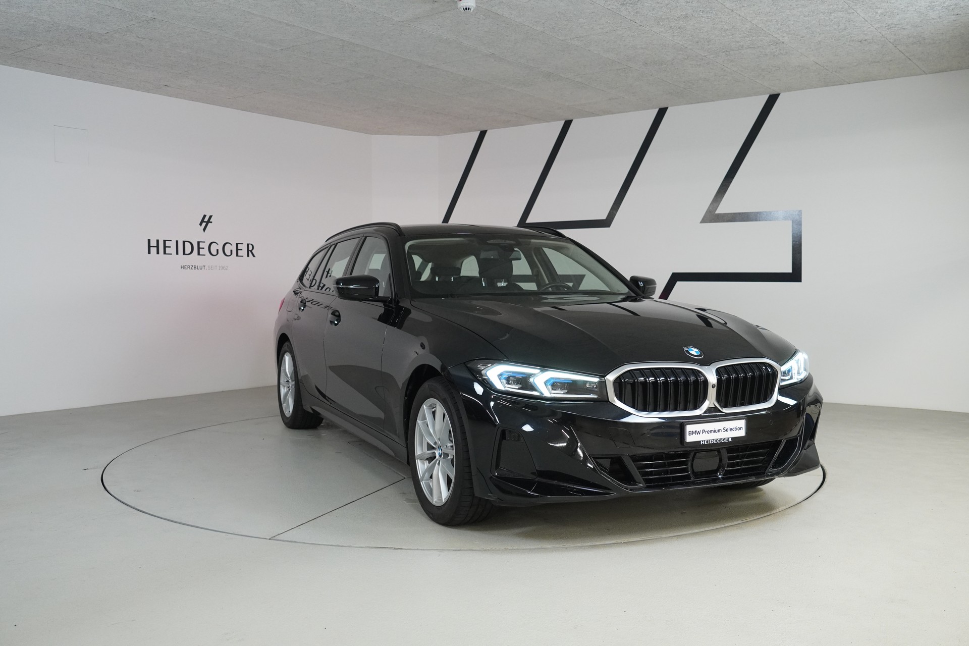 BMW 320d xDrive 48V Touring Steptronic-image-2