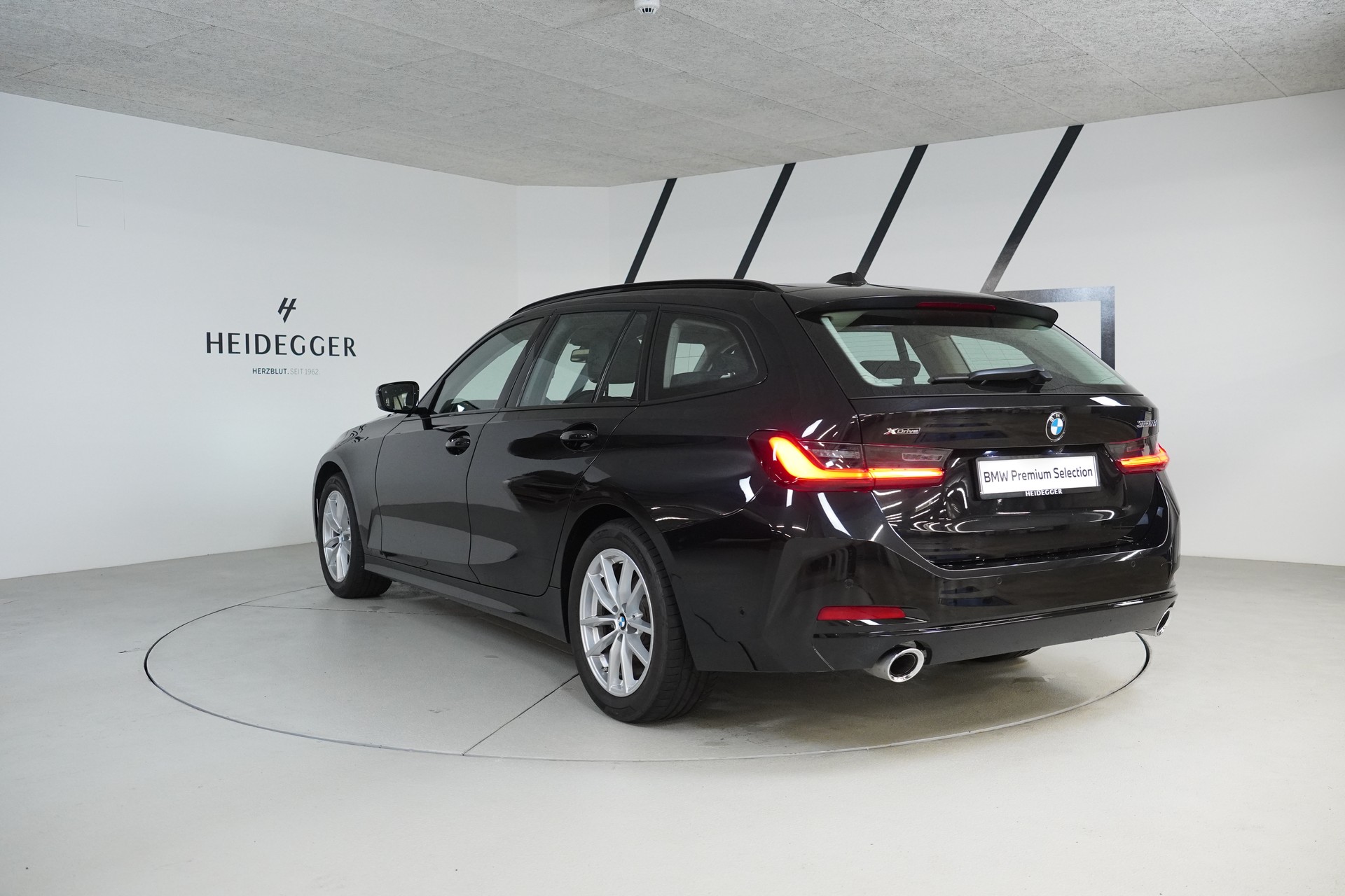 BMW 320d xDrive 48V Touring Steptronic-image-4