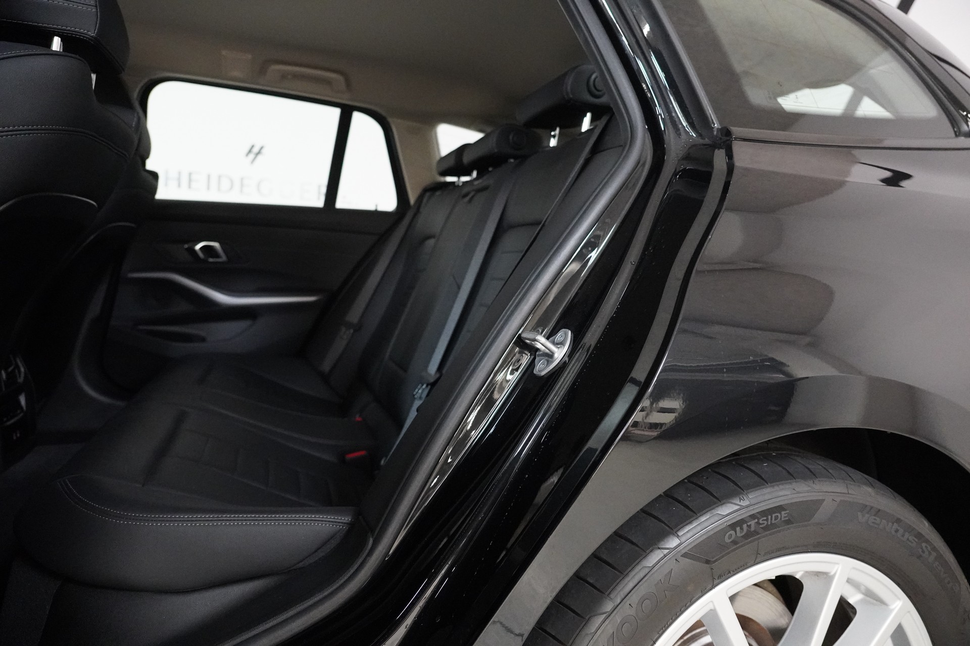BMW 320d xDrive 48V Touring Steptronic-image-12