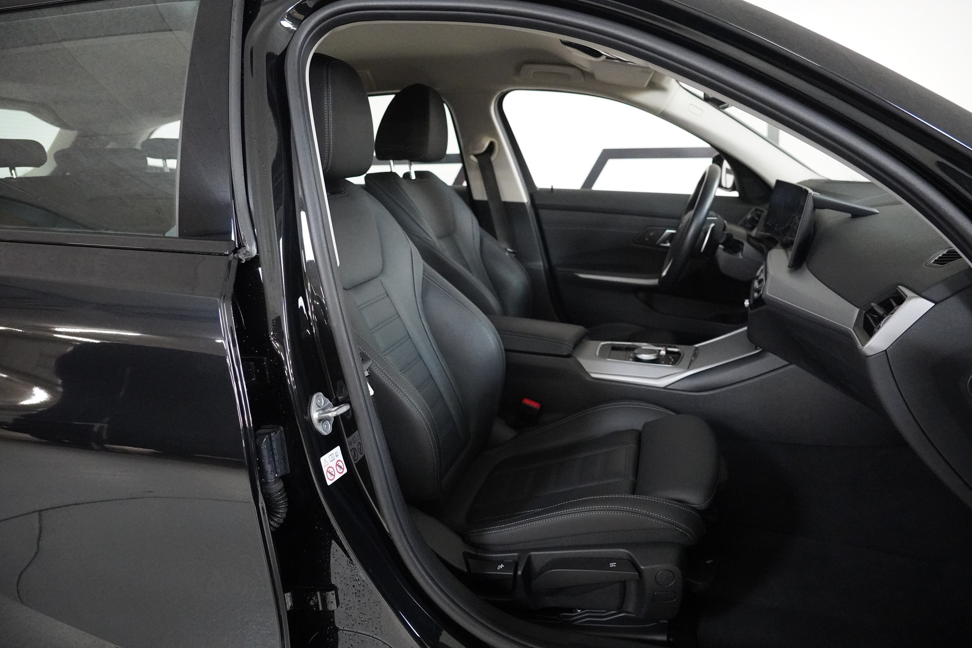 BMW 320d xDrive 48V Touring Steptronic-image-14