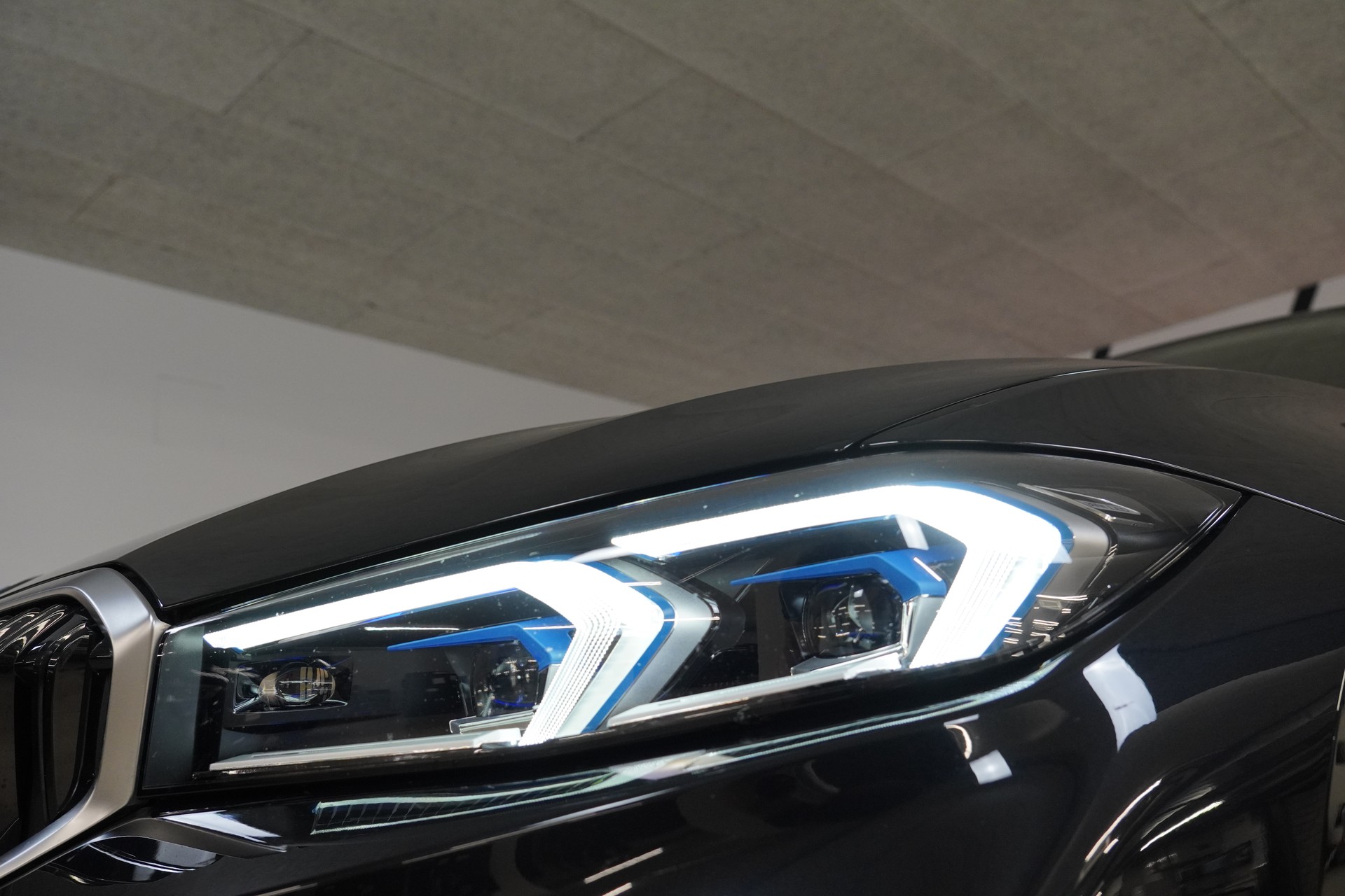 BMW 320d xDrive 48V Touring Steptronic-image-8