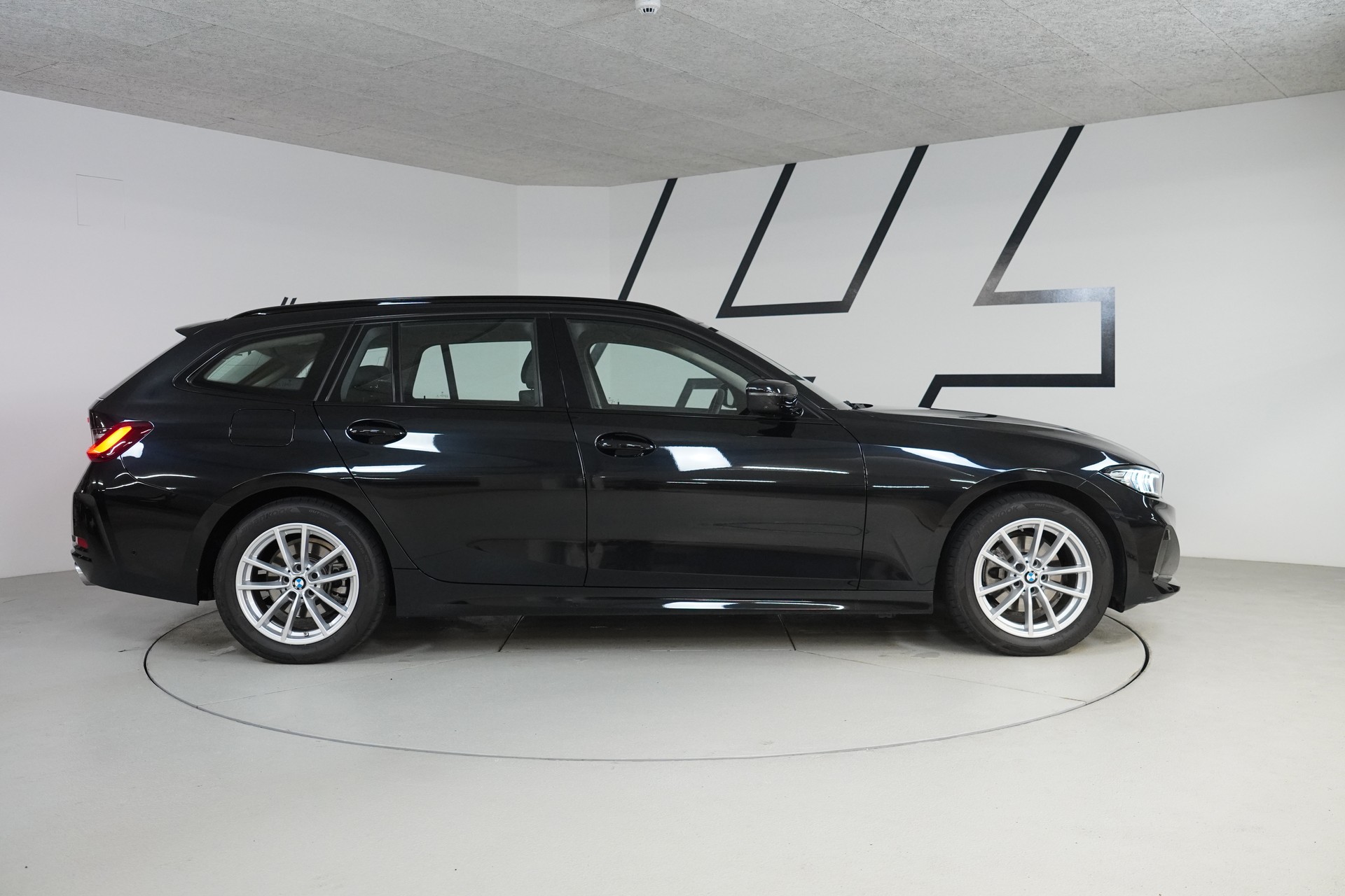 BMW 320d xDrive 48V Touring Steptronic-image-7